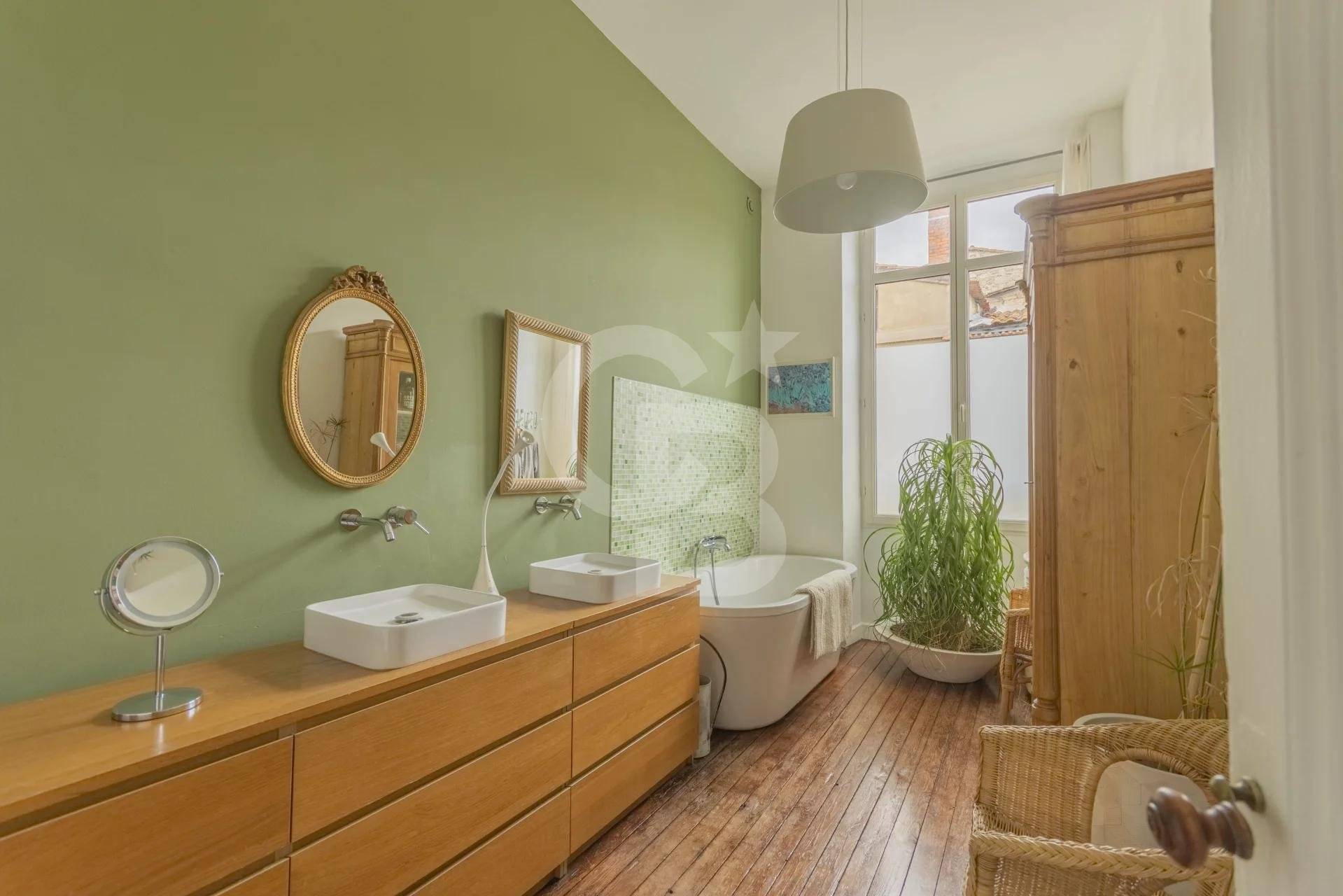 j'aimerai Jolie maison avec prestations anciennes et 4 chambres à BORDEAUX