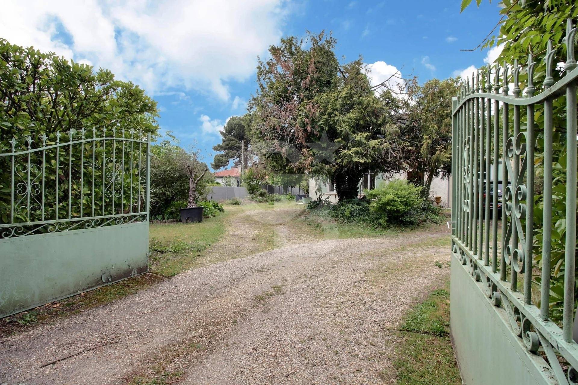 Belle maison familiale en pierre avec grand terrain et piscine à vendre MÉRIGNAC CAPEYRON