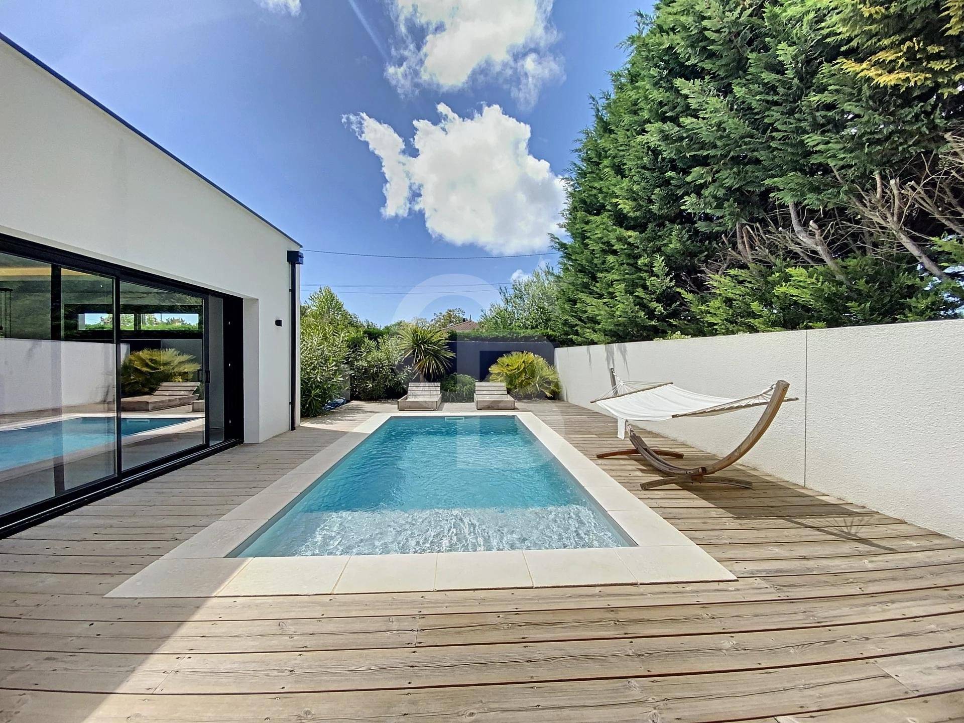 Maison contemporaine 4 chambres avec piscine au calme à vendre sur le Bassin d'Arcachon
