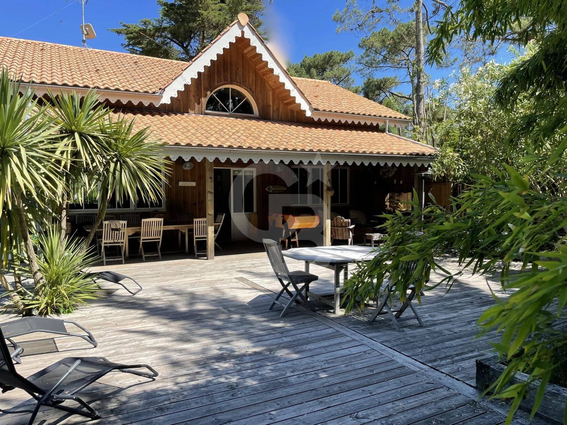 Belles demeures en bois avec piscine CAP FERRET CENTRE à vendre