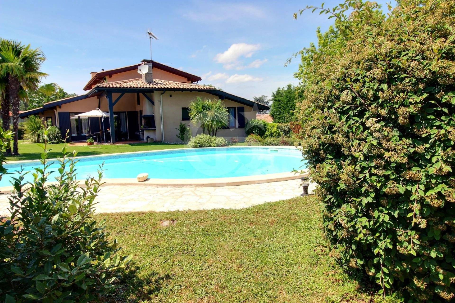 4 Bedroomed house with pool for sale Gironde France