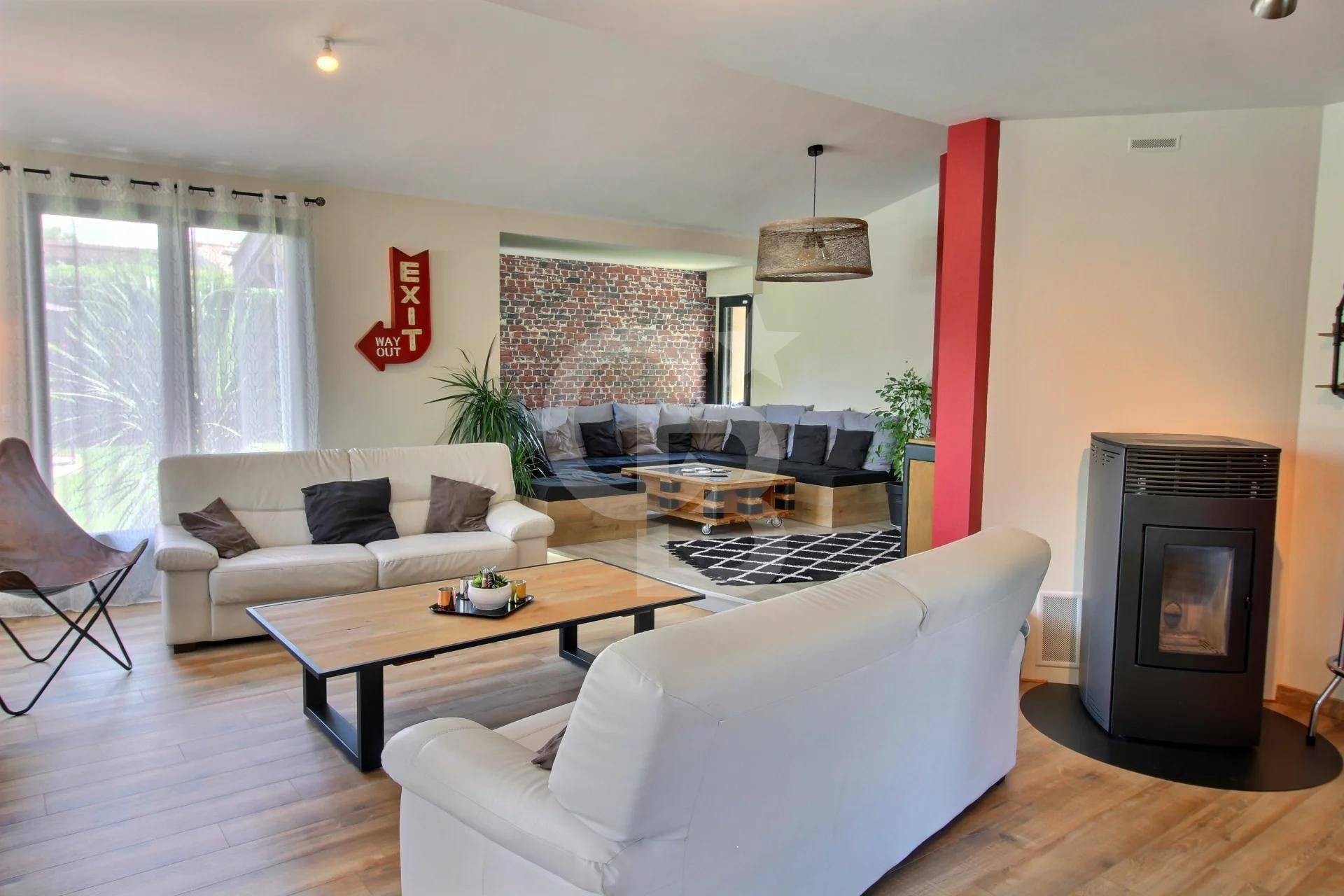 To sale 4 Bedroomed house with pool for sale Gironde France