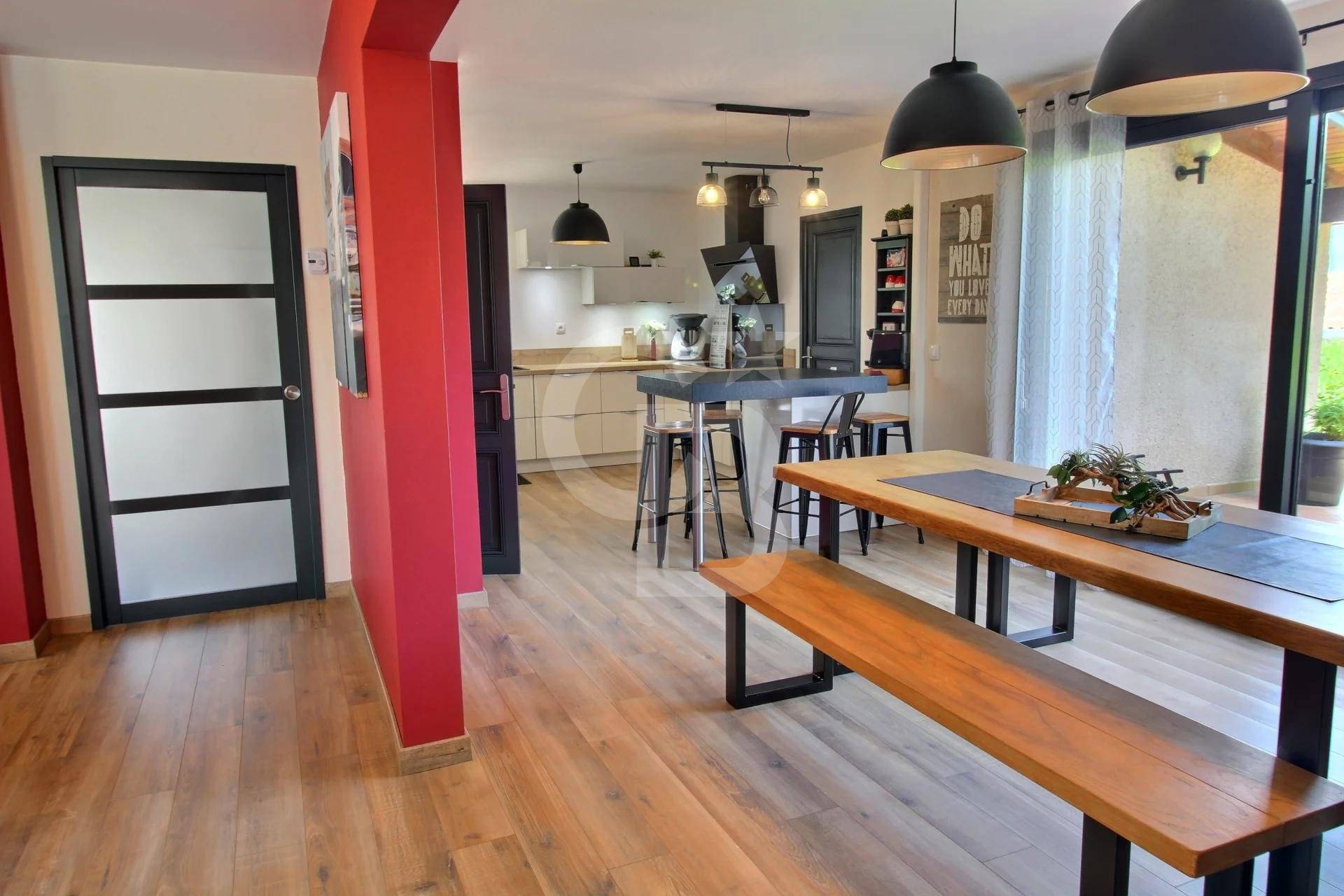 Buy 4 Bedroomed house with pool for sale Gironde France