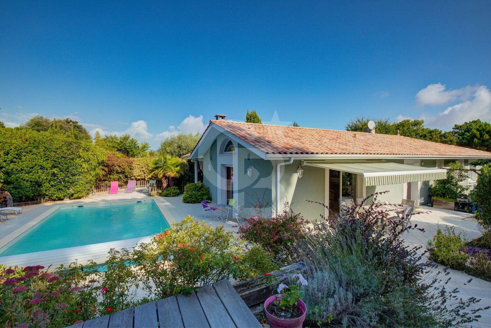 Villa familiale 7 chambres aperçu bassin à vendre PYLA SUR MER