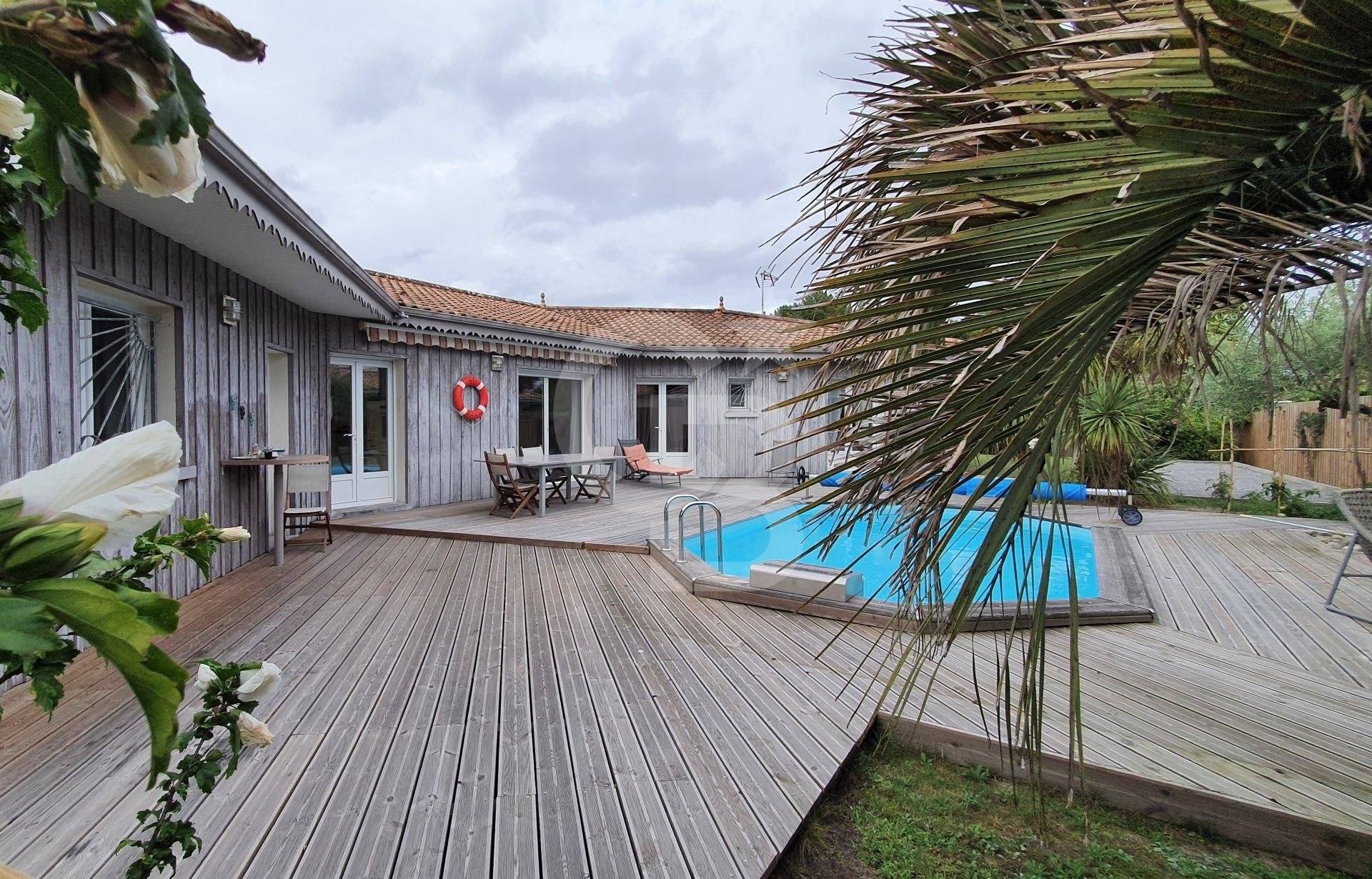Maison contemporaine avec piscine à vendre LÈGE-CAP-FERRET
