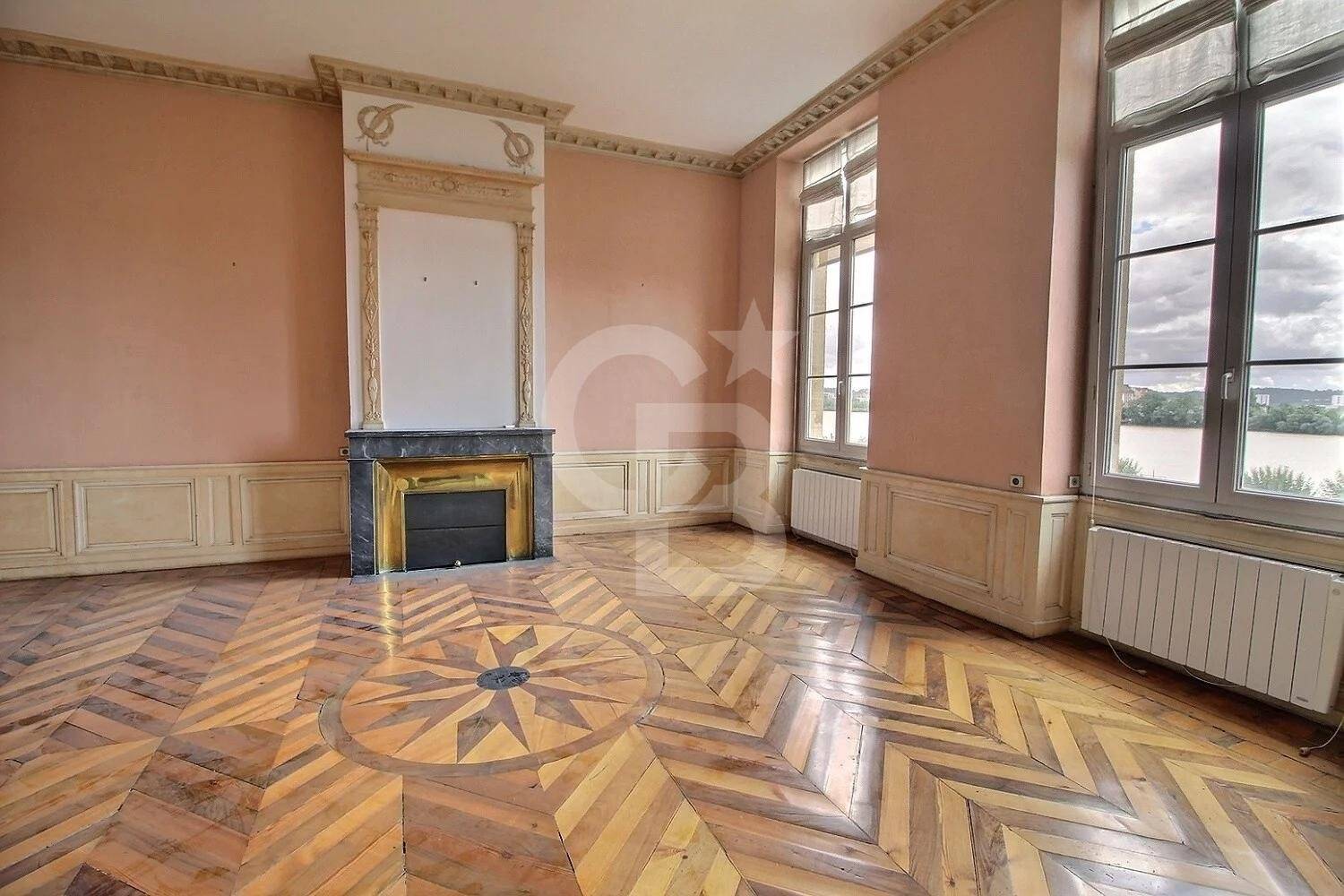 Sublime appartement dernier étage vue Garonne à rénover à vendre BORDEAUX CHARTRONS
