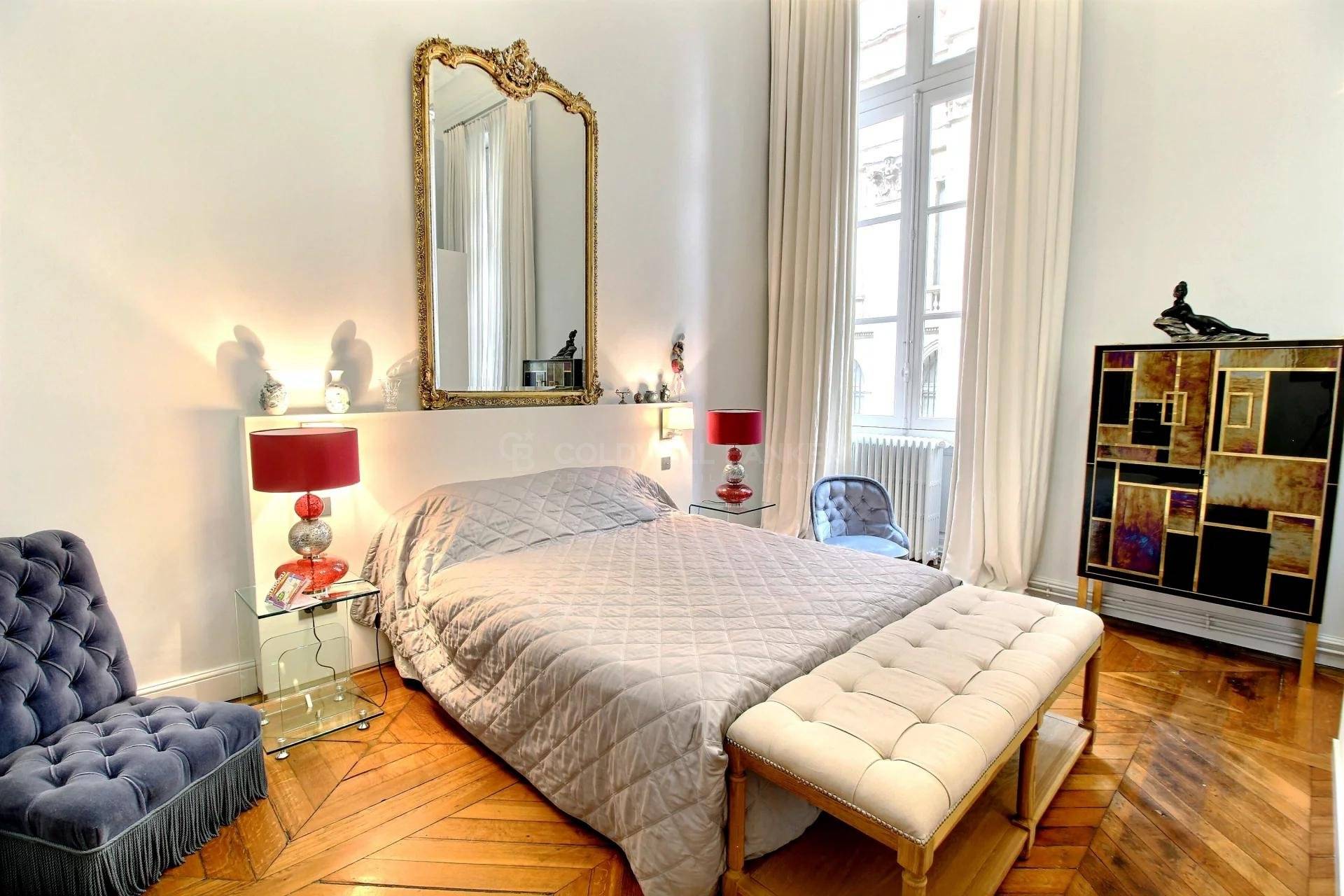 recherche Grand appartement prestigieux avec ascenseur et places de parking à BORDEAUX