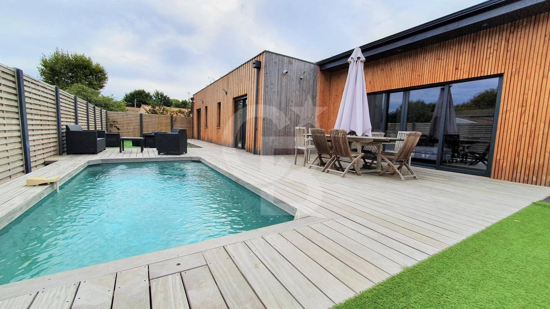 Villa en bois esprit bassin avec piscine à vendre ARÈS