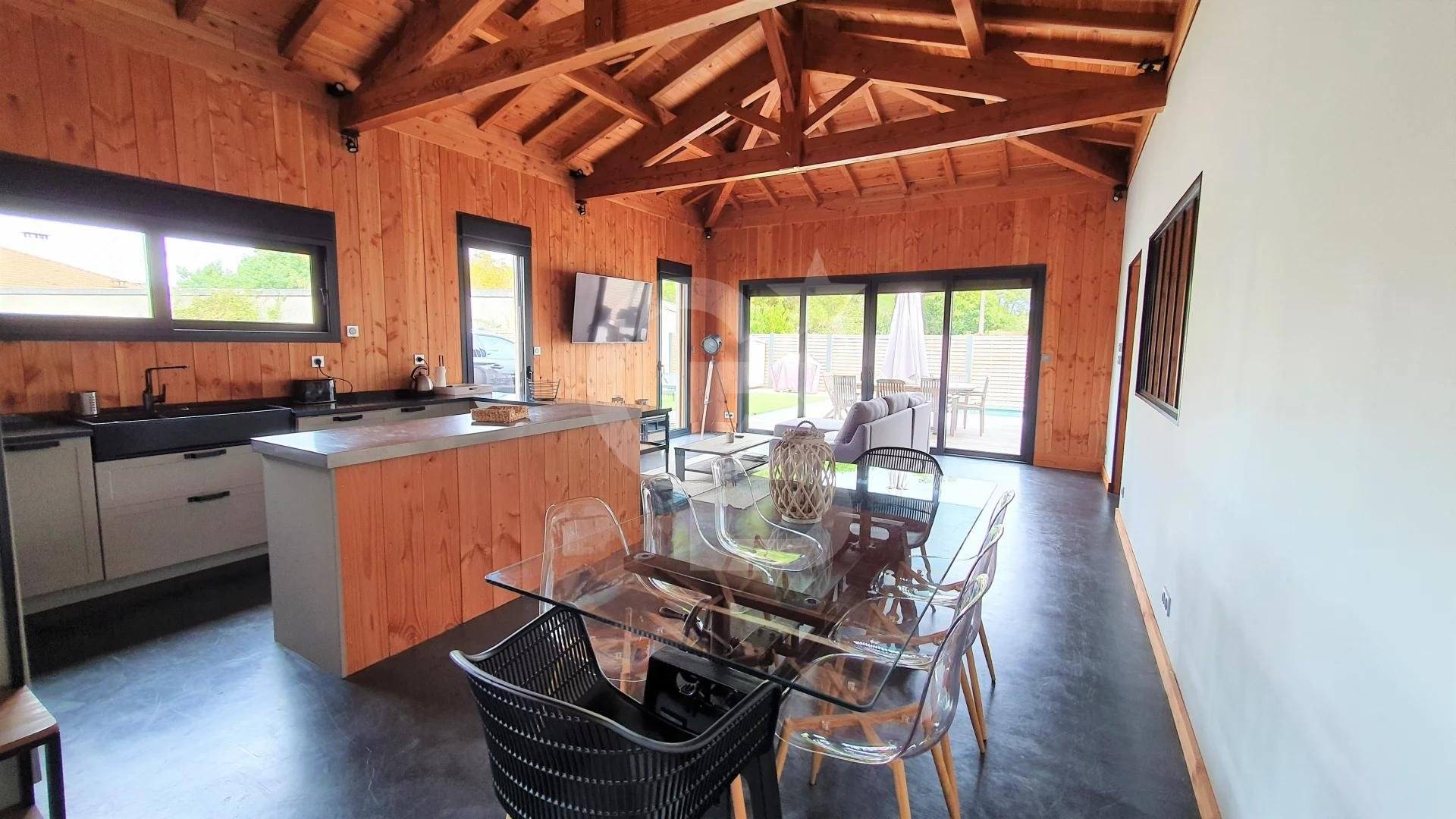 Vente villa en bois esprit bassin avec piscine ARÈS