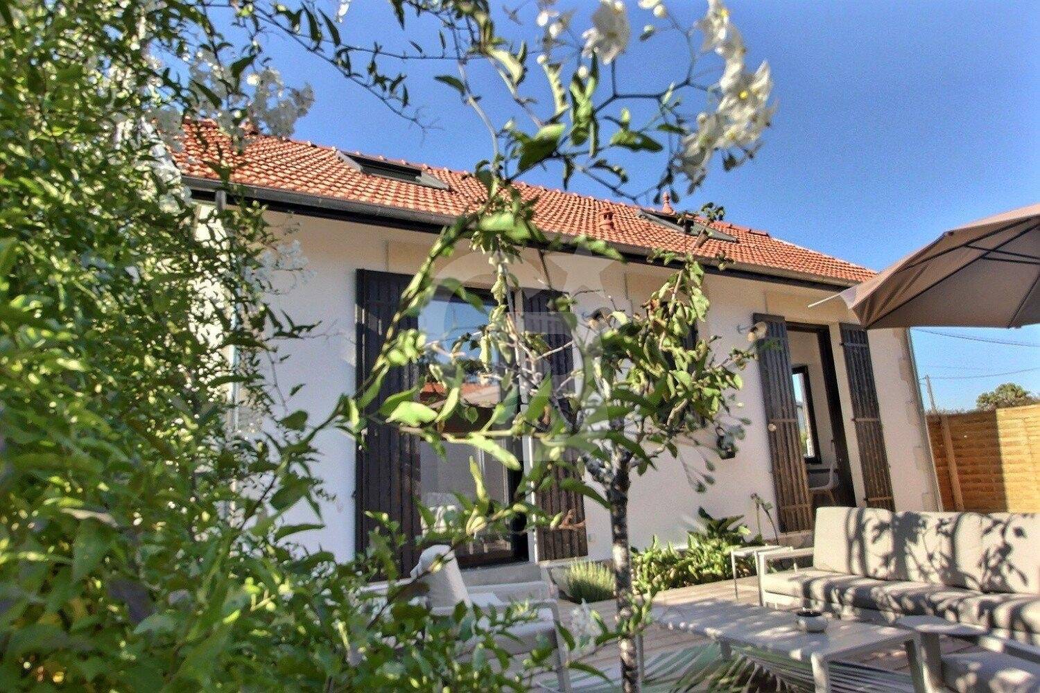 Belle maison de ville rénovée de style arcachonnais à vendre ANDERNOS-LES-BAINS HYPER CENTRE