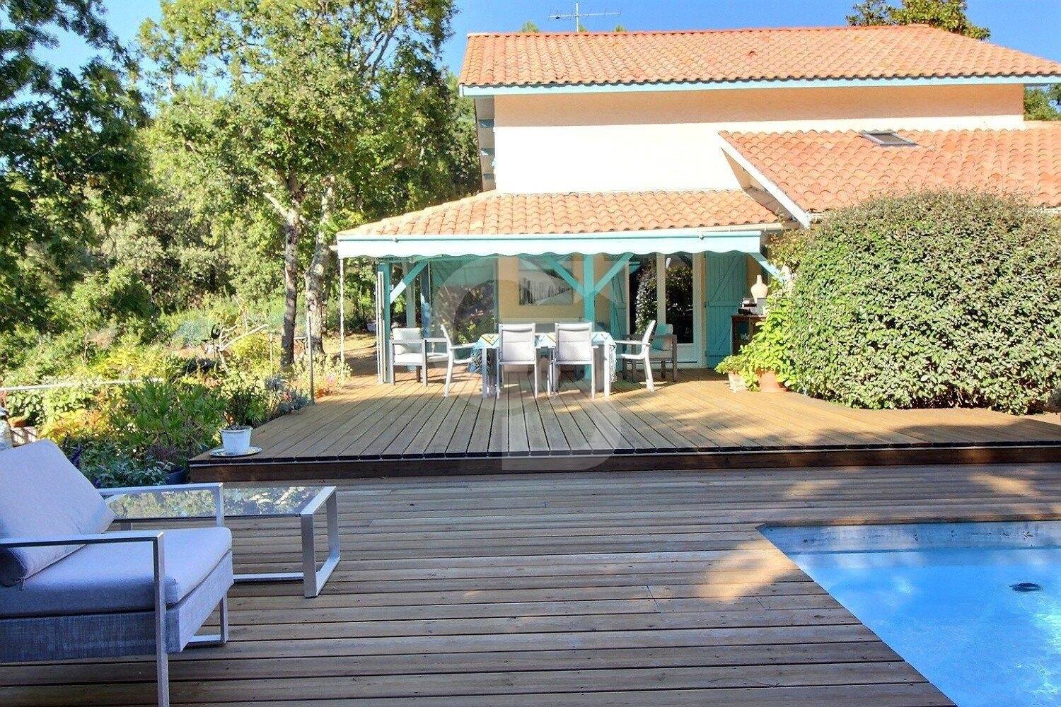 acheter Superbe villa familiale avec piscine grand terrain et aperçu bassin à PYLA-SUR-MER