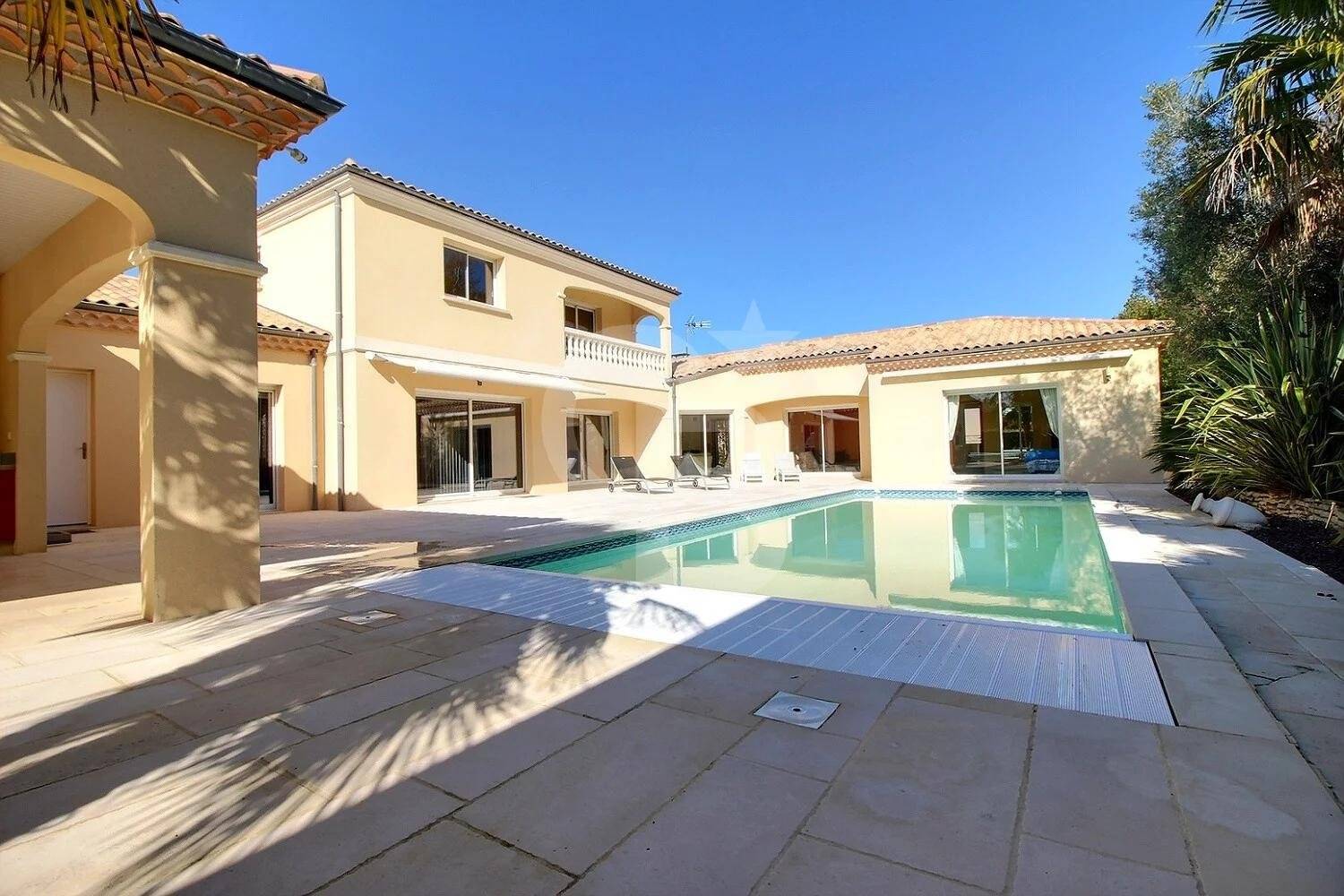 recherche Superbe villa avec piscine et dépendance à GUJAN-MESTRAS à vendre