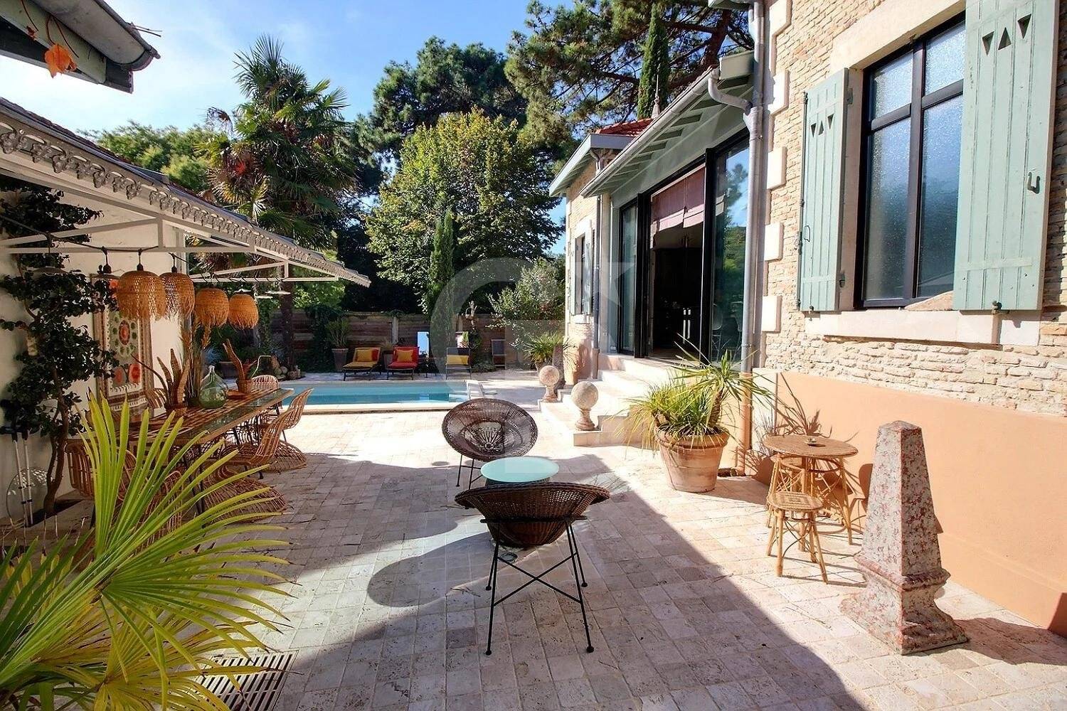 acheter Charmante arcachonnaise rénovée avec piscine et place de parking à ARCACHON LE MOULLEAU