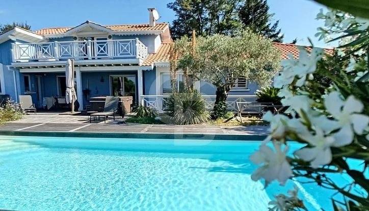 Villa moderne en première ligne avec piscine à vendre LANTON