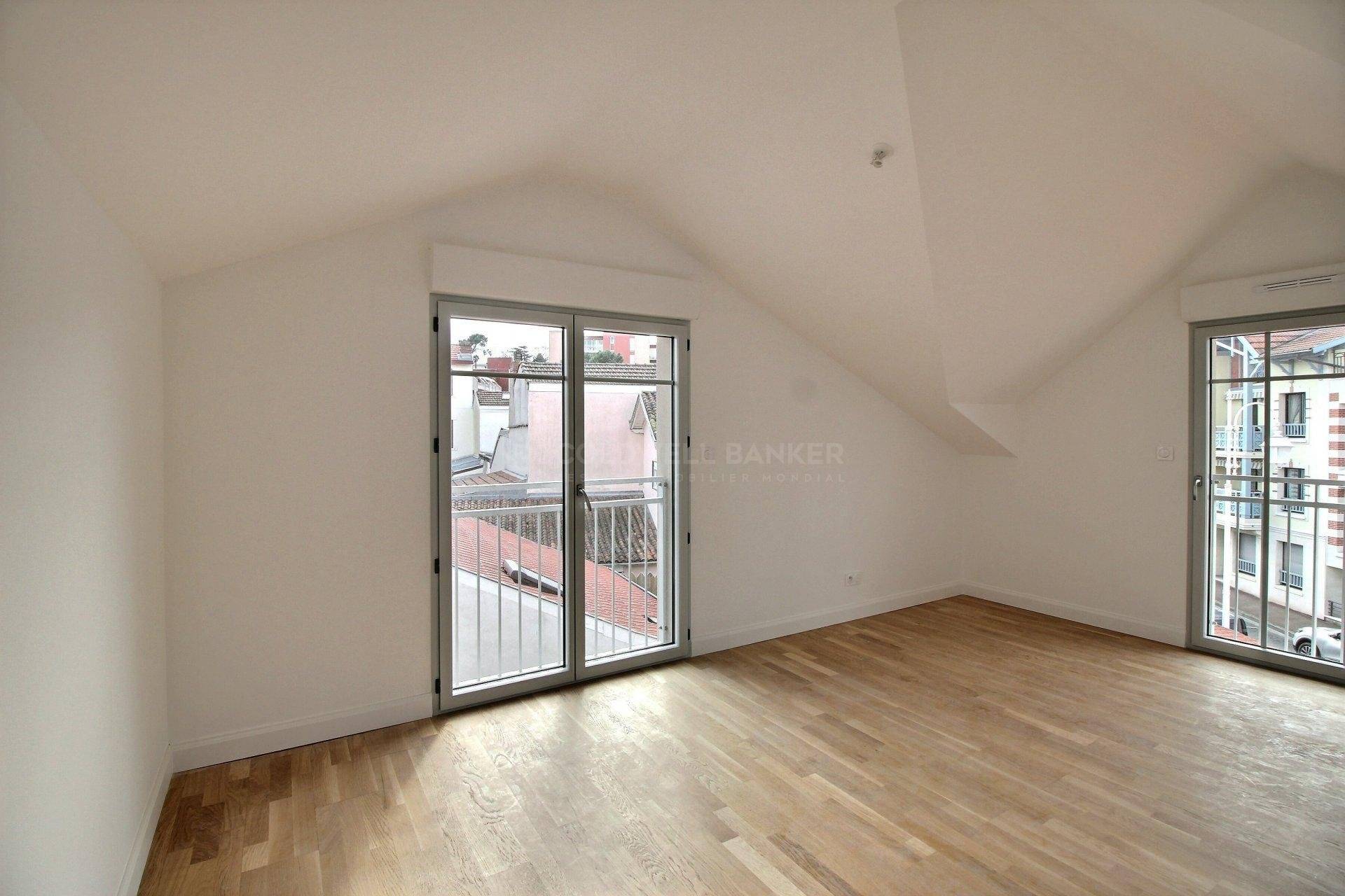 Maison de ville neuve avec ascenseur garage et jardin à vendre ARCACHON