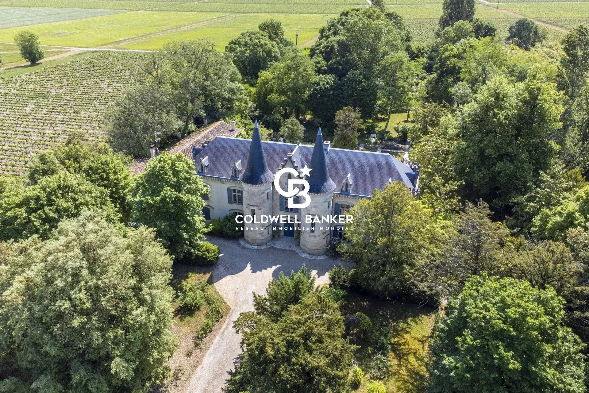 Château du 18ème avec piscine, tennis, vignes sur 8 hectares Proche Bordeaux