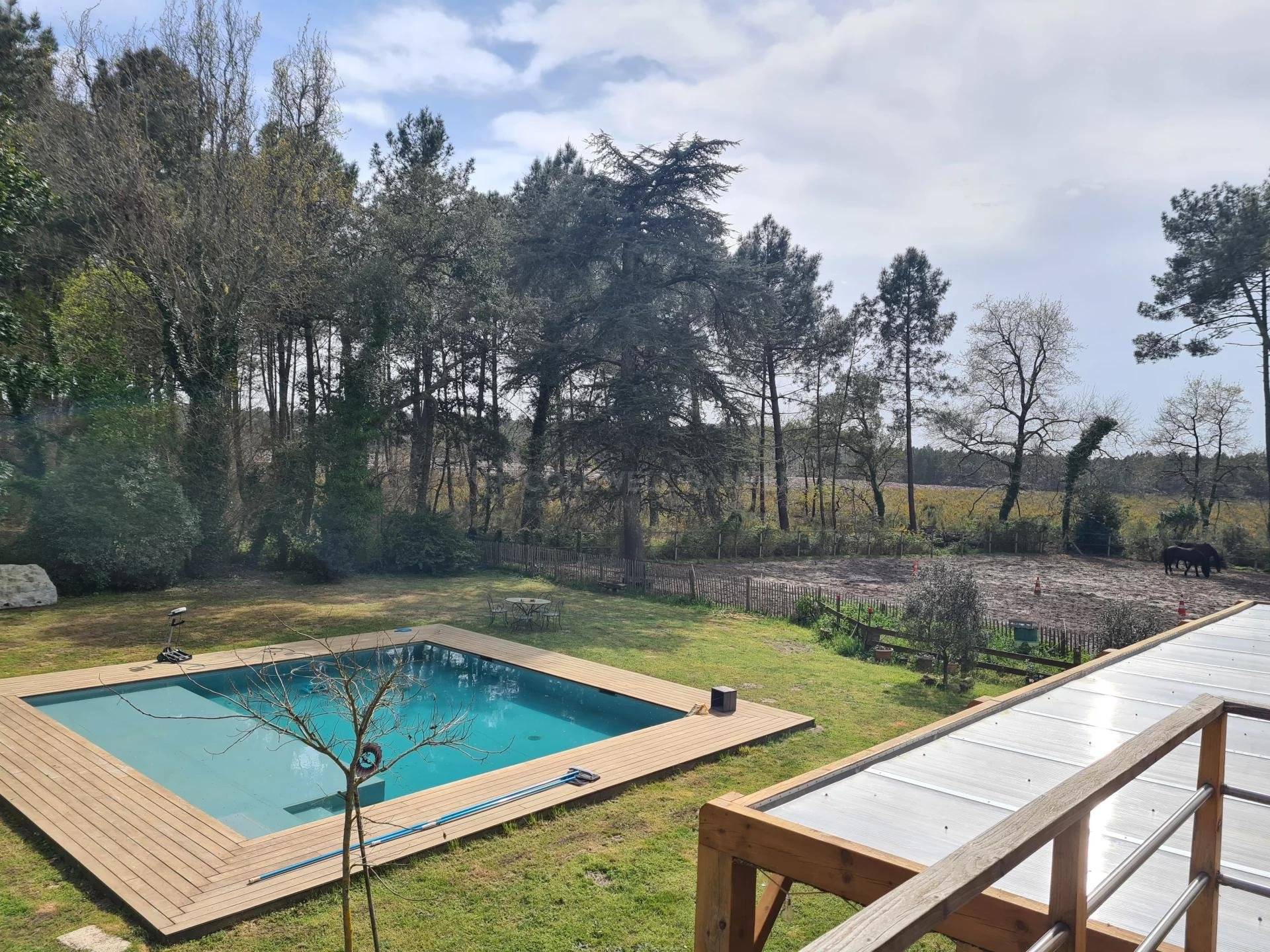 Propriété unique avec piscine et grand terrain à vendre ARÈS