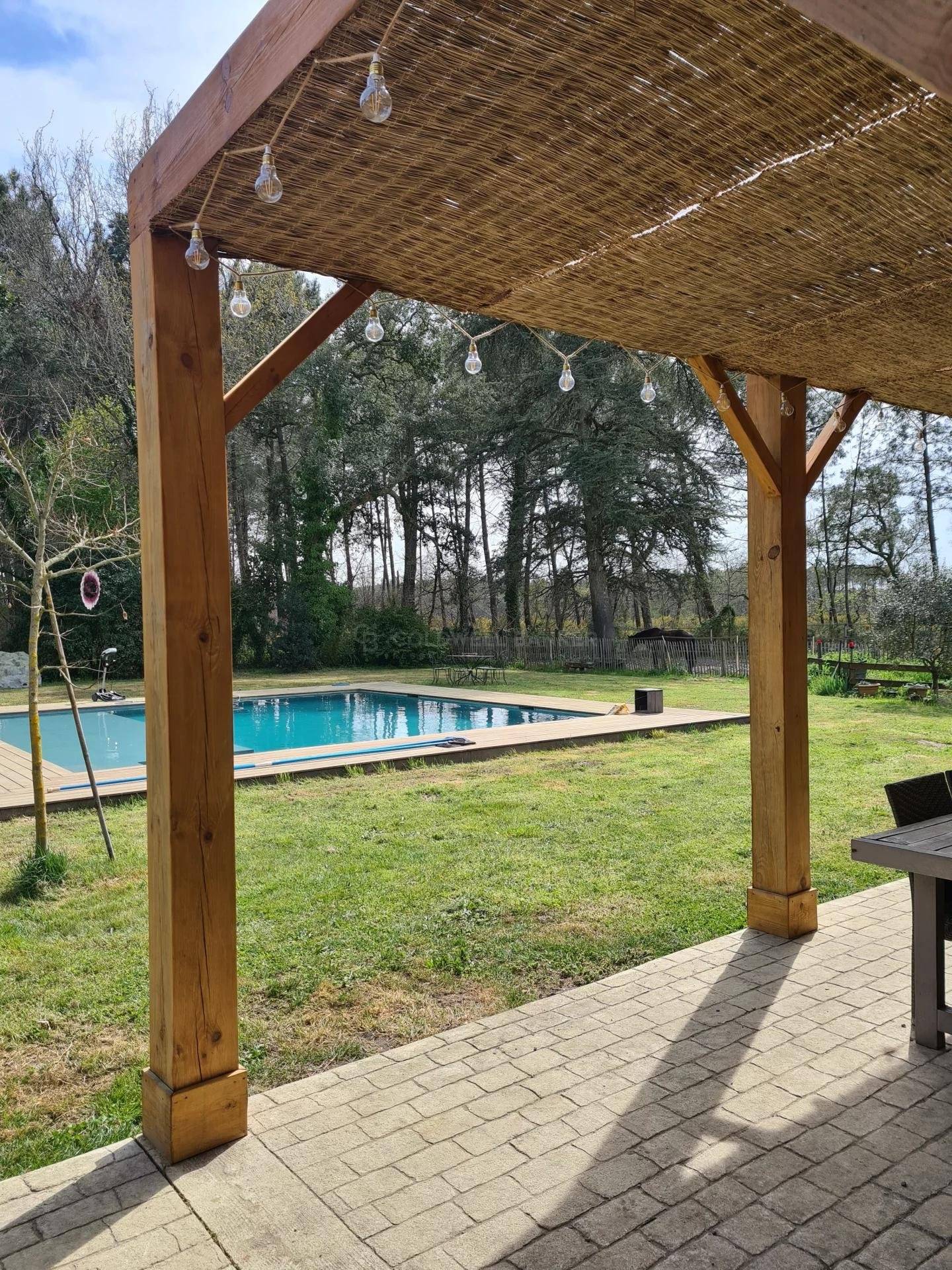 acheter Propriété unique avec piscine et grand terrain à ARÈS