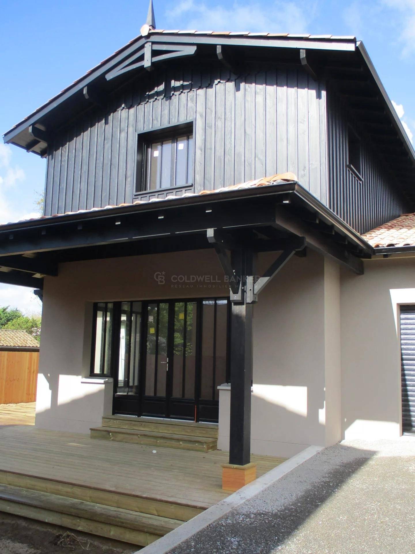 Villa neuve proche de la plage avec terrasse en bois à vendre ANDERNOS-LES-BAINS