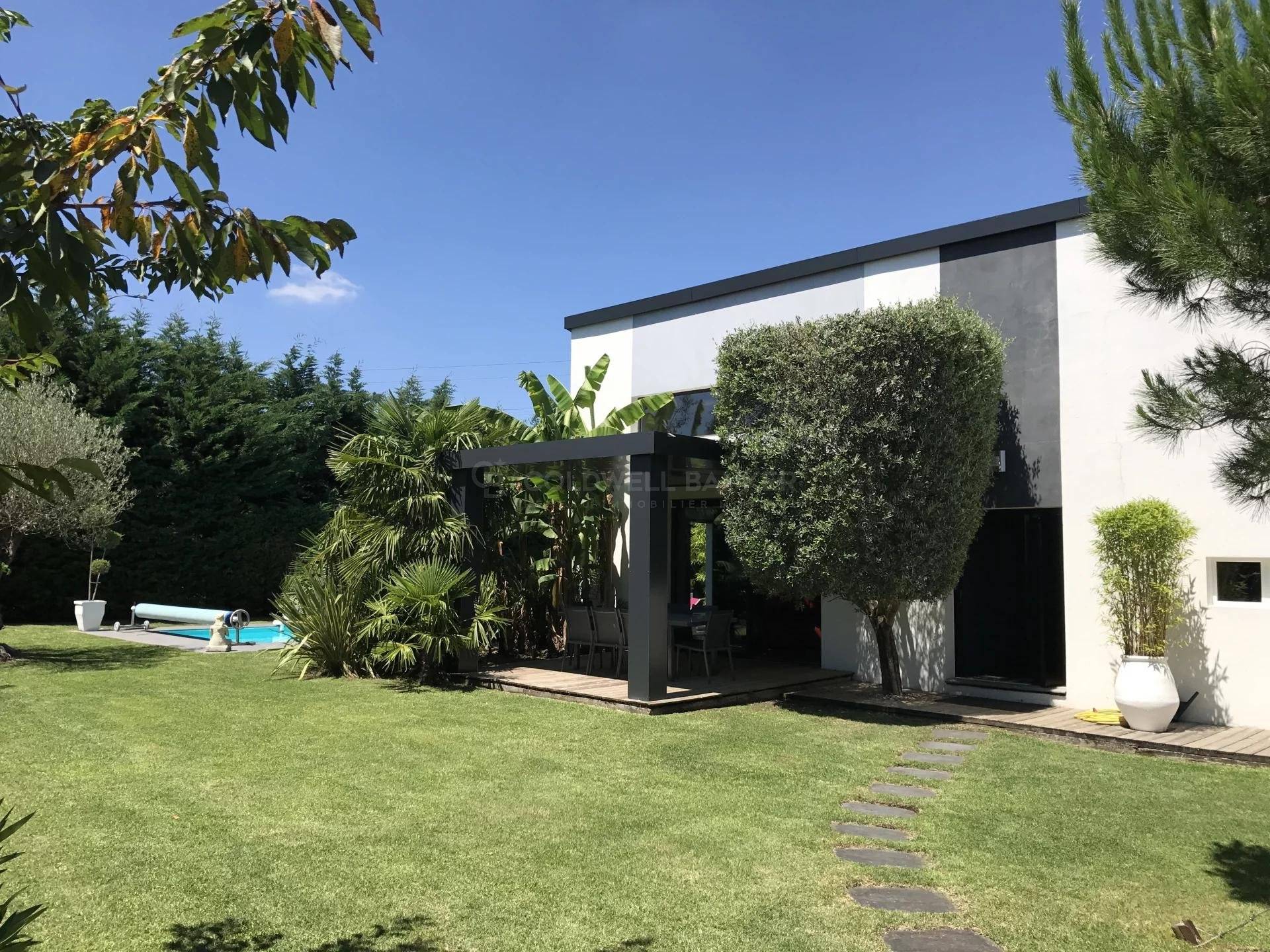 Villa familiale rénovée avec piscine à LÉOGNAN