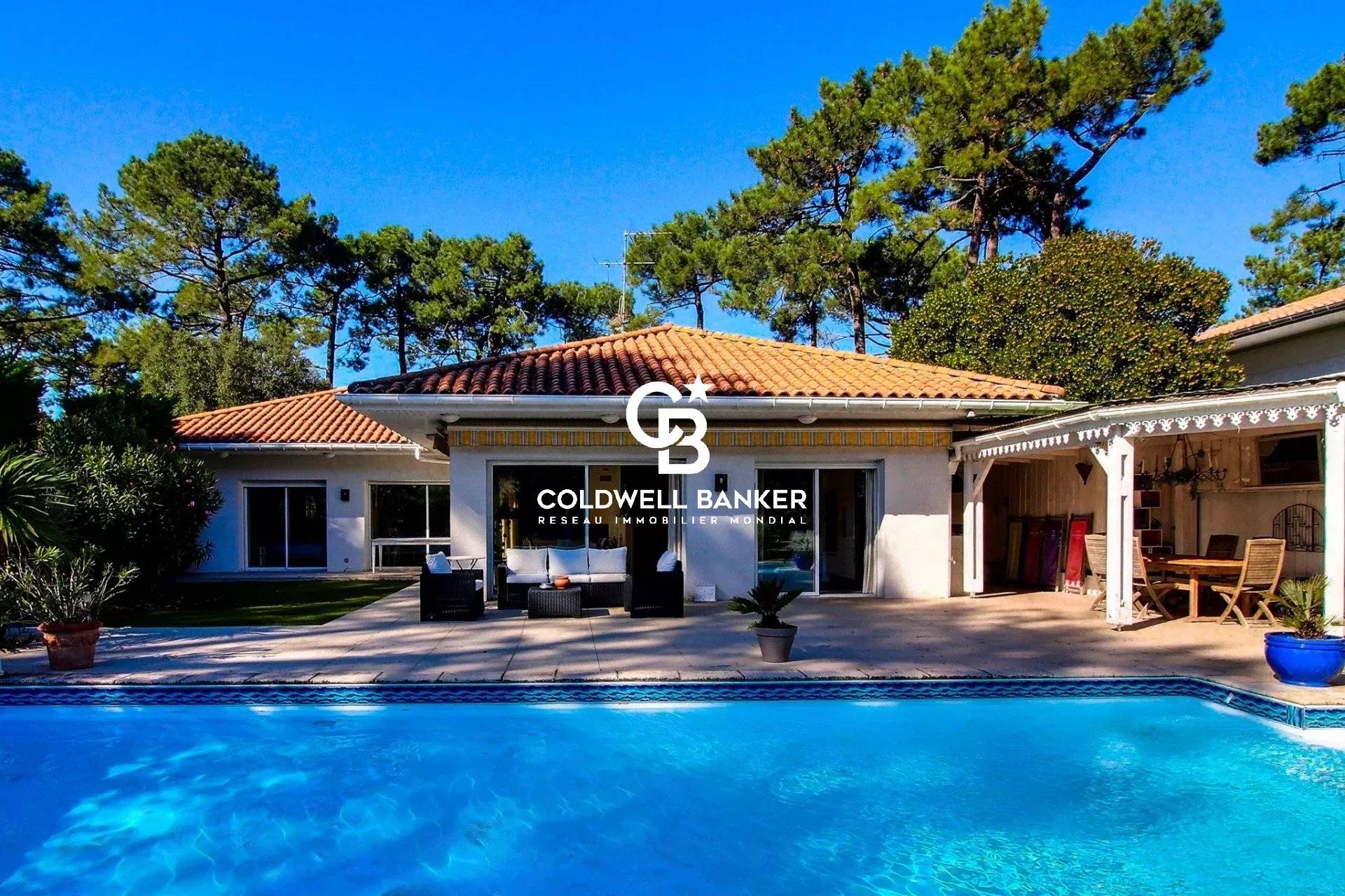 Maison à vendre à Arcachon – grande villa familiale rénovée avec 6 chambres, piscine et jardin sans vis-à-vis