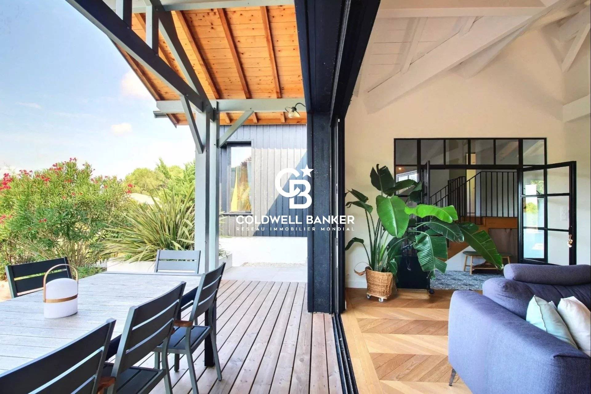 Villa à vendre à La Teste-de-Buch - style Ferret Capien, 4 chambres, piscine et terrasses