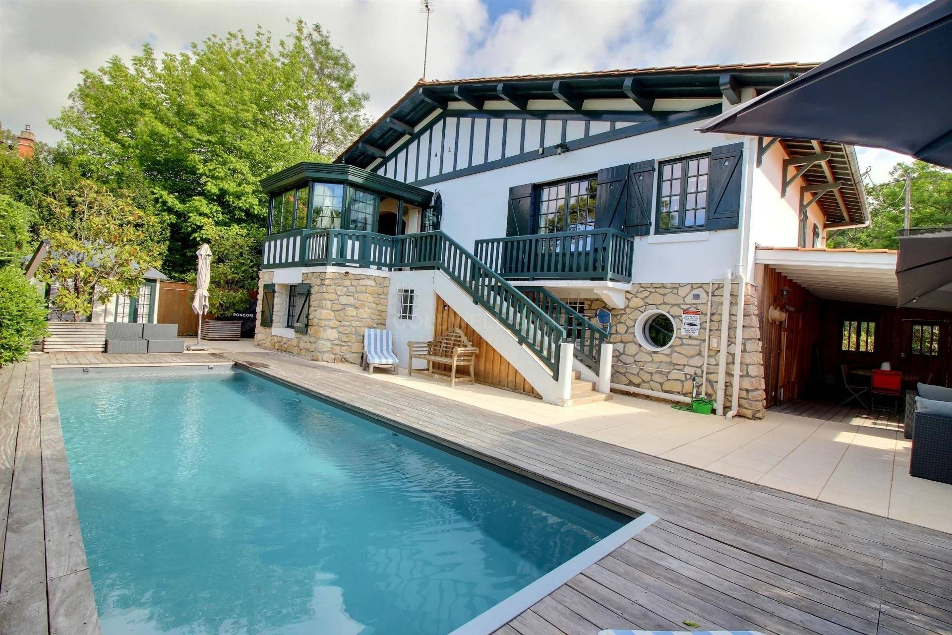 Villa typique avec piscine et terrasses à vendre ARCACHON LE MOULLEAU PROCHE PLAGE