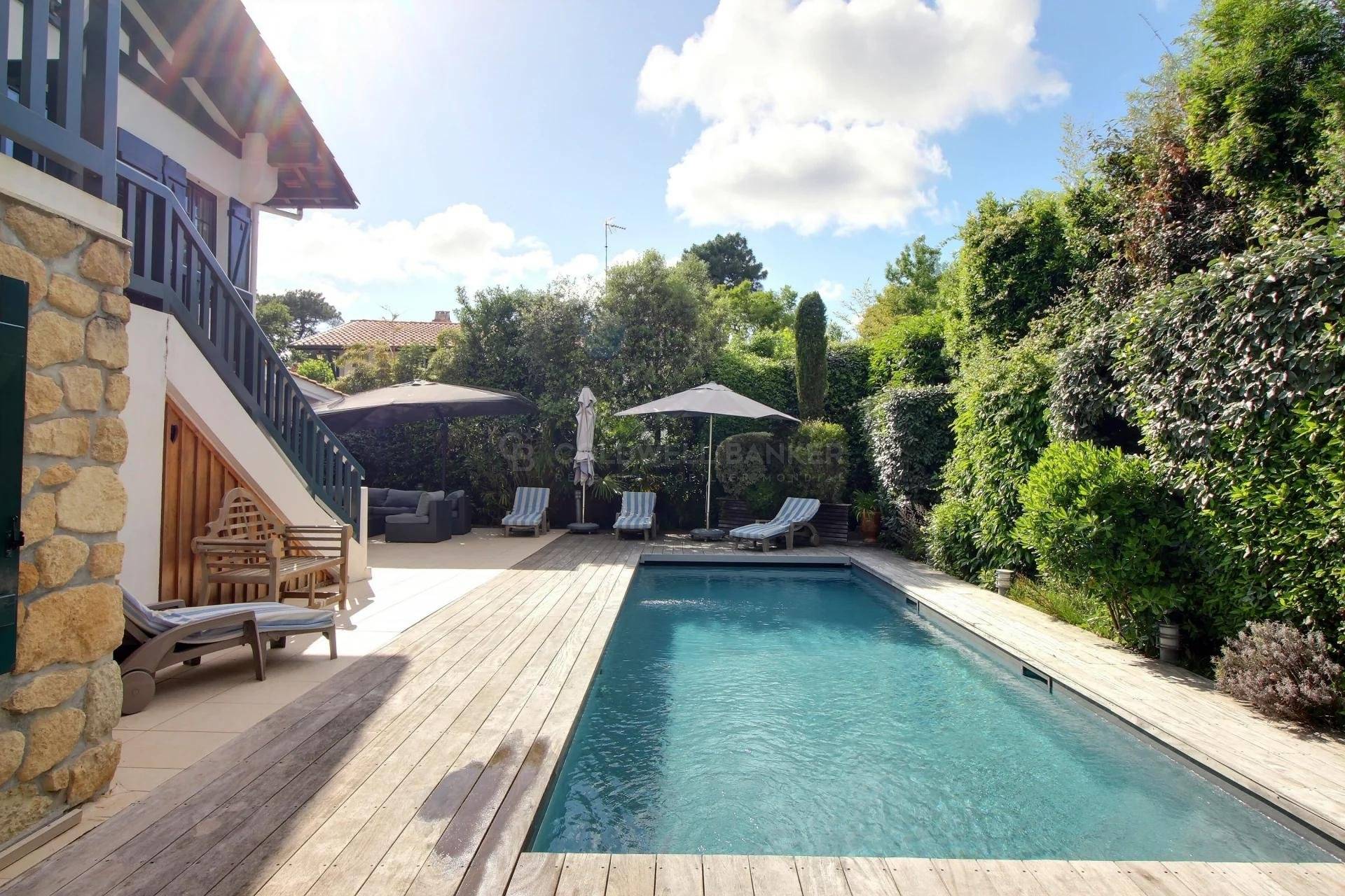 Villa typique avec piscine et terrasses à ARCACHON LE MOULLEAU PROCHE PLAGE