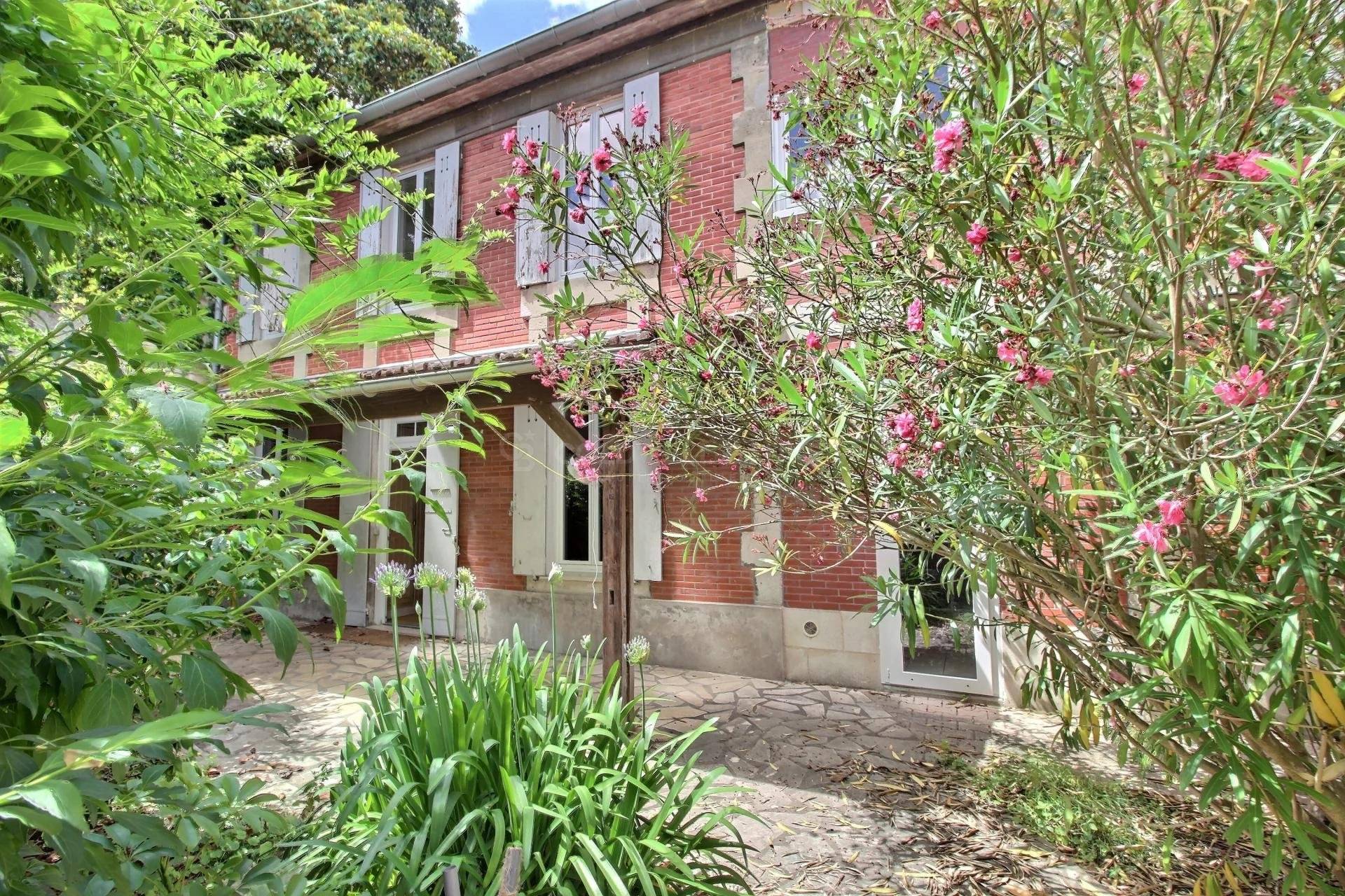 Demeure à rafraîchir avec dépendances à vendre BORDEAUX LABOTTIÈRE