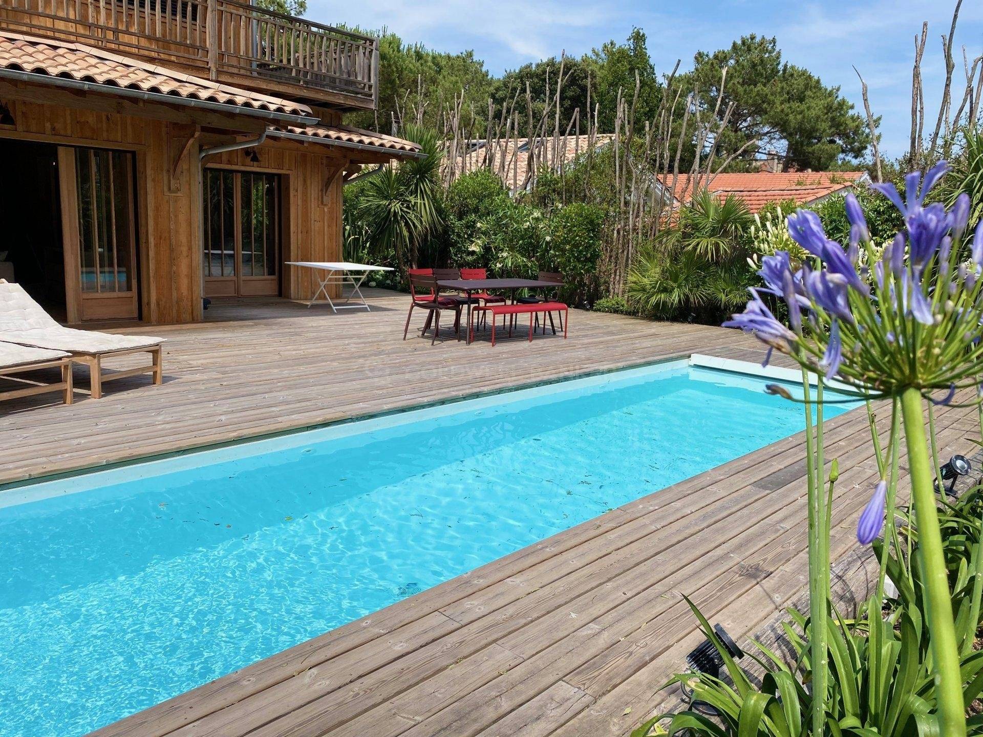 Superbe villa en bois avec piscine à vendre 