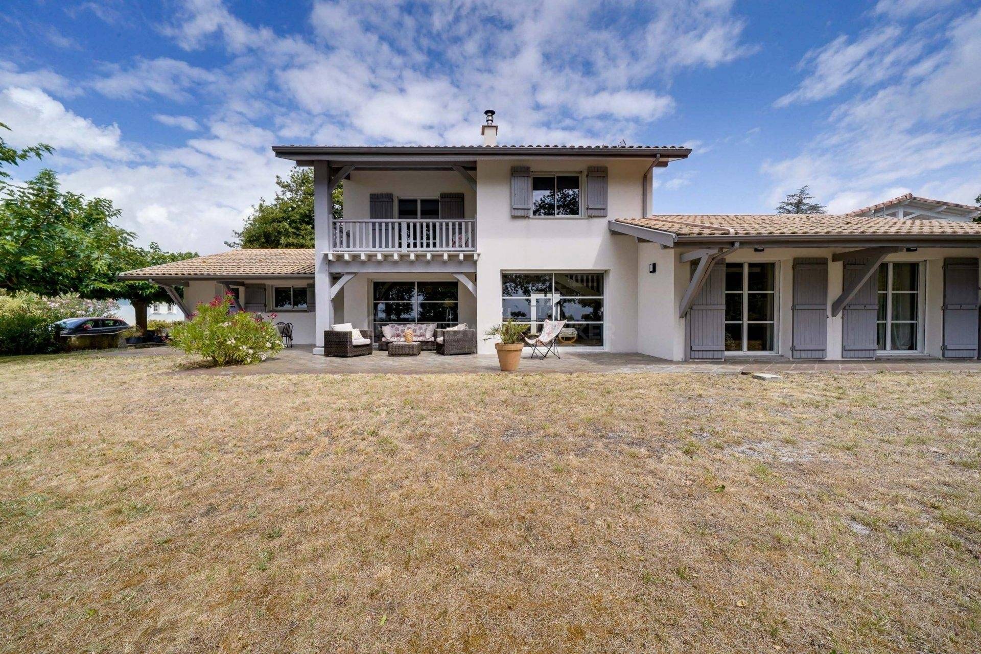 Villa traditionnelle rénovée en première ligne - Taussat