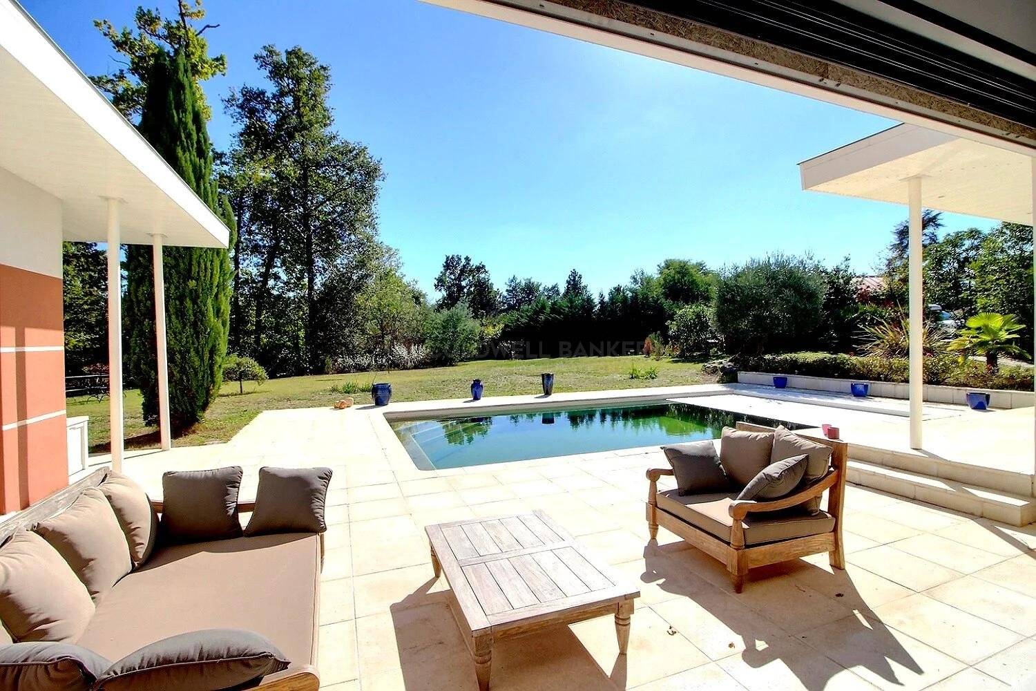 Villa familiale de standing avec piscine - Pompignac