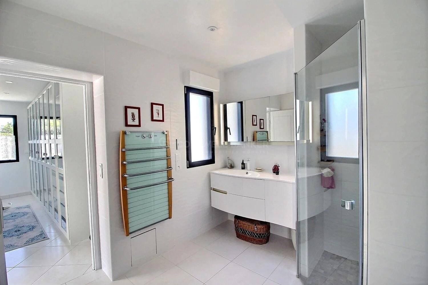 Villa familiale de standing avec piscine et grand terrain - proche Bordeaux Pompignac