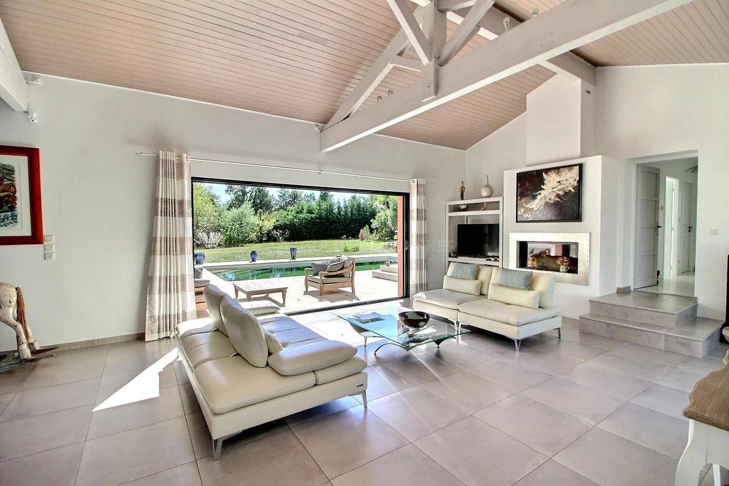 Villa familiale de standing avec piscine et grand terrain - proche Bordeaux Pompignac