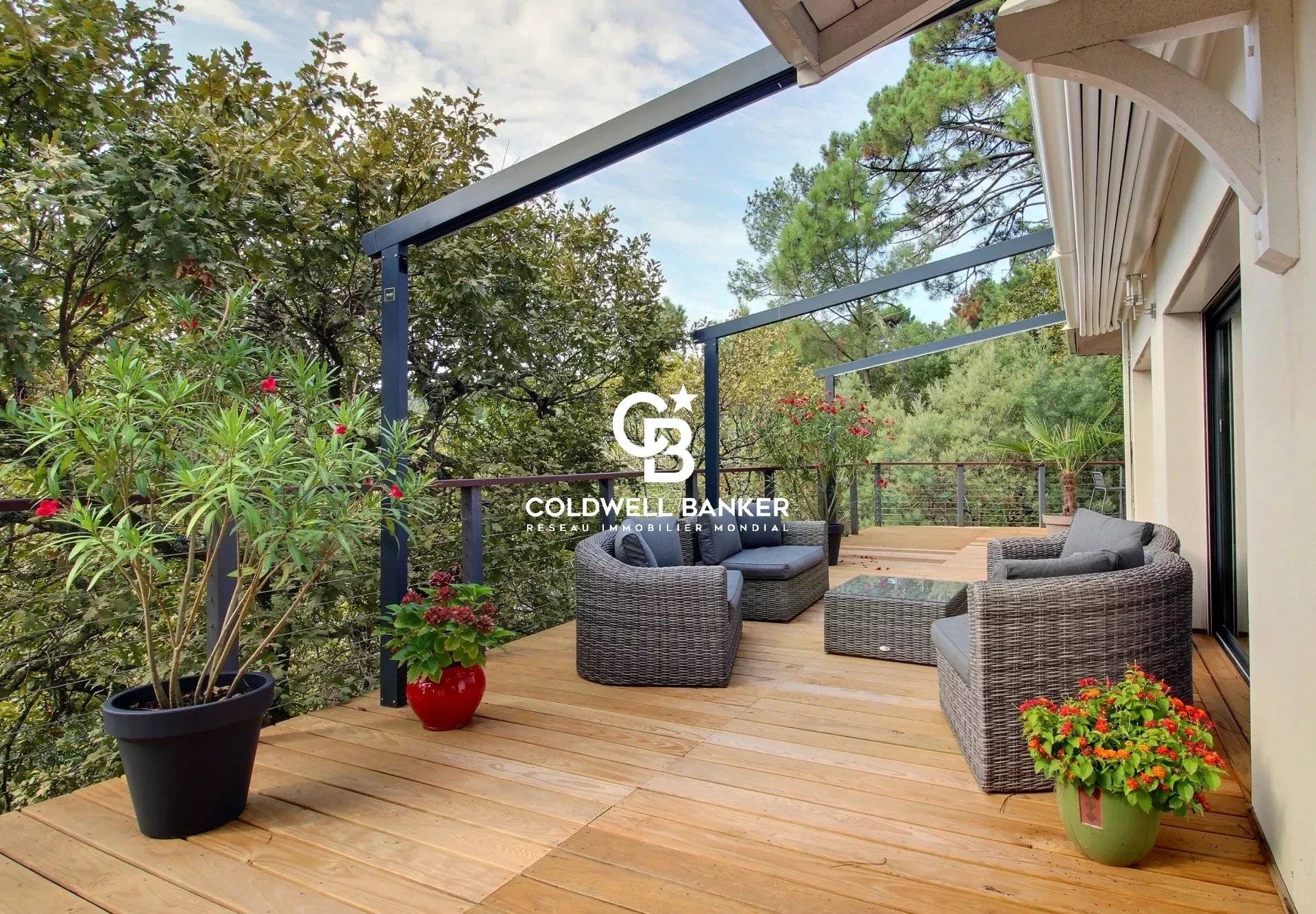 Maison à vendre à Arcachon Abatilles - contemporaine, vue pinède et terrasses ensoleillées