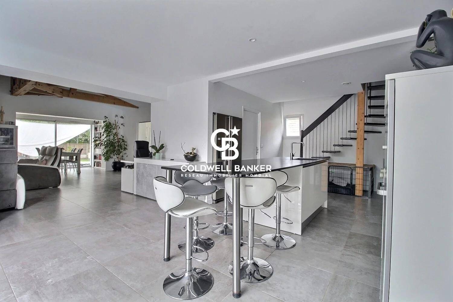 Grande villa avec piscine et locaux professionnels - Idéal investisseurs - Arès côté Bassin