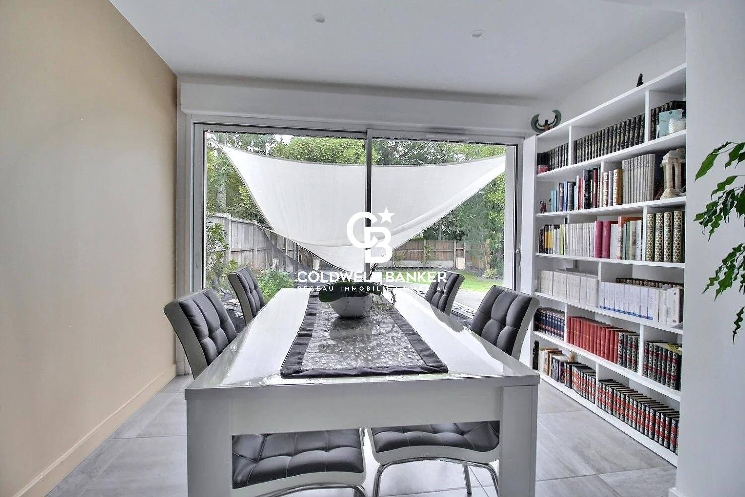 Grande villa avec piscine et locaux professionnels - Idéal investisseurs - Arès côté Bassin