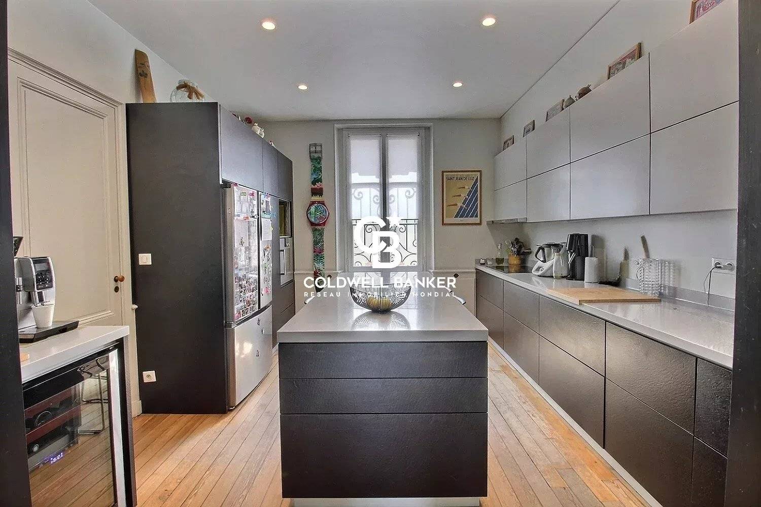 Maison familiale en pierre à vendre à Bordeaux Jardin Public - jardin de 180 m², dépendance et garage 