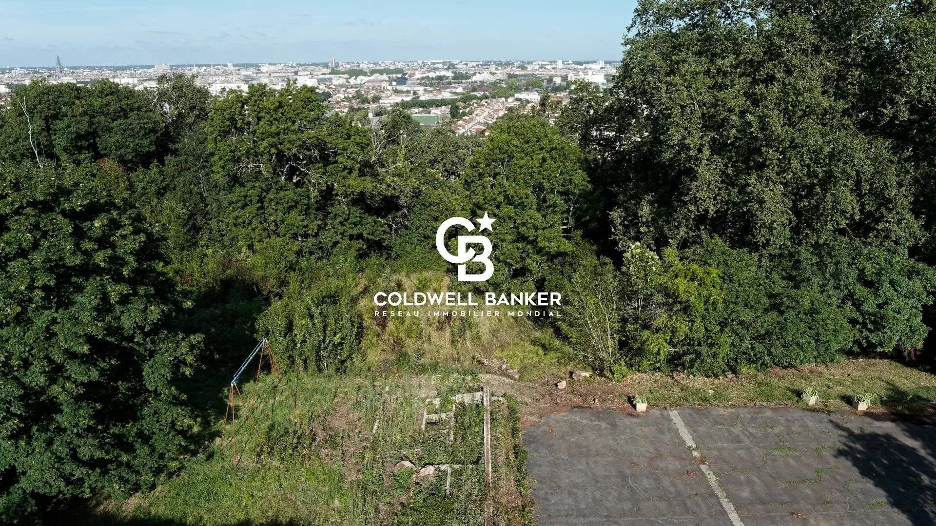 Grand terrain constructible en lisière de parc vue Bordeaux à vendre Cenon