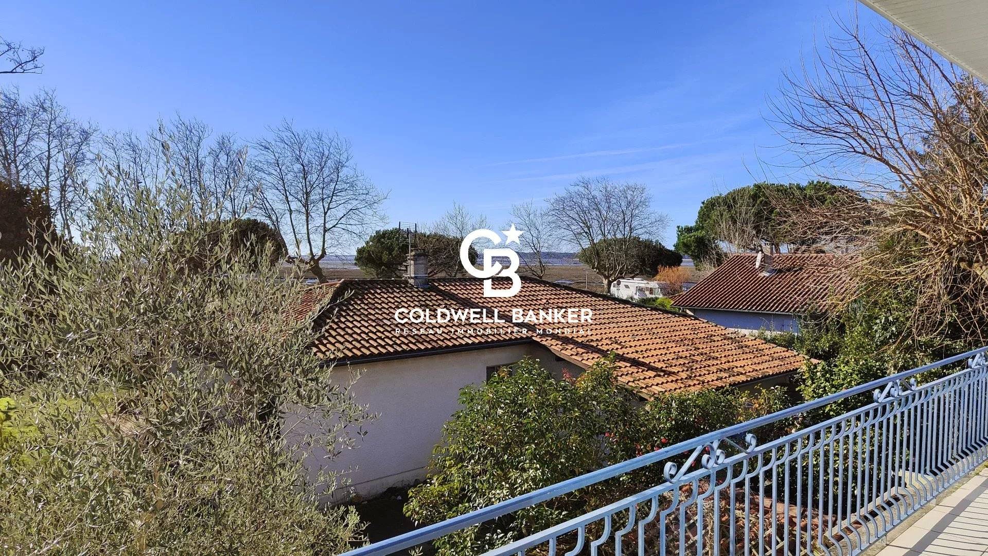 Maison à vendre à Arès – grande villa familiale de 300 m² proche bassin et centre-ville, sur terrain piscinable