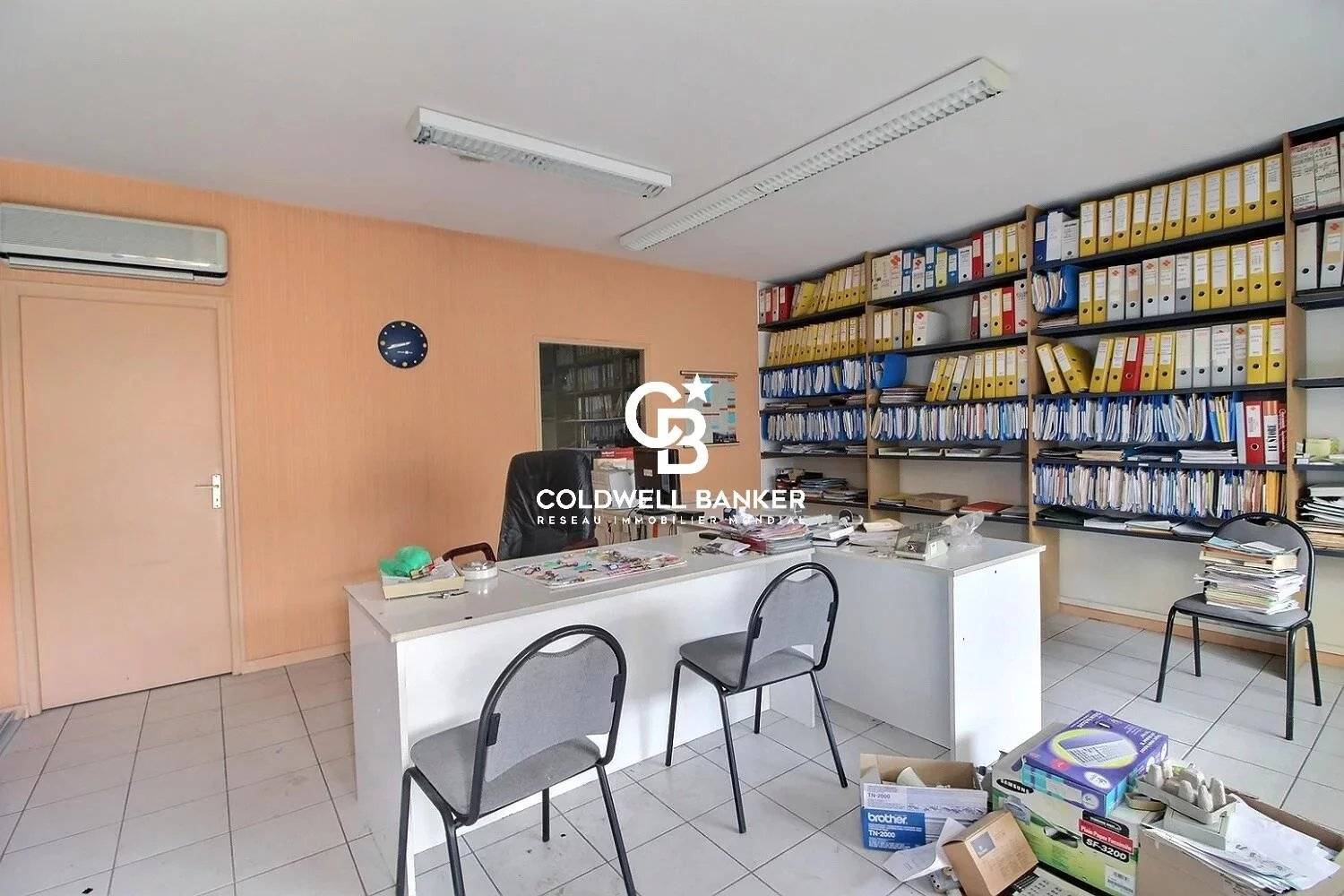 Ensemble immobilier avec locaux commerciaux et appartements - Lesparre Médoc Centre