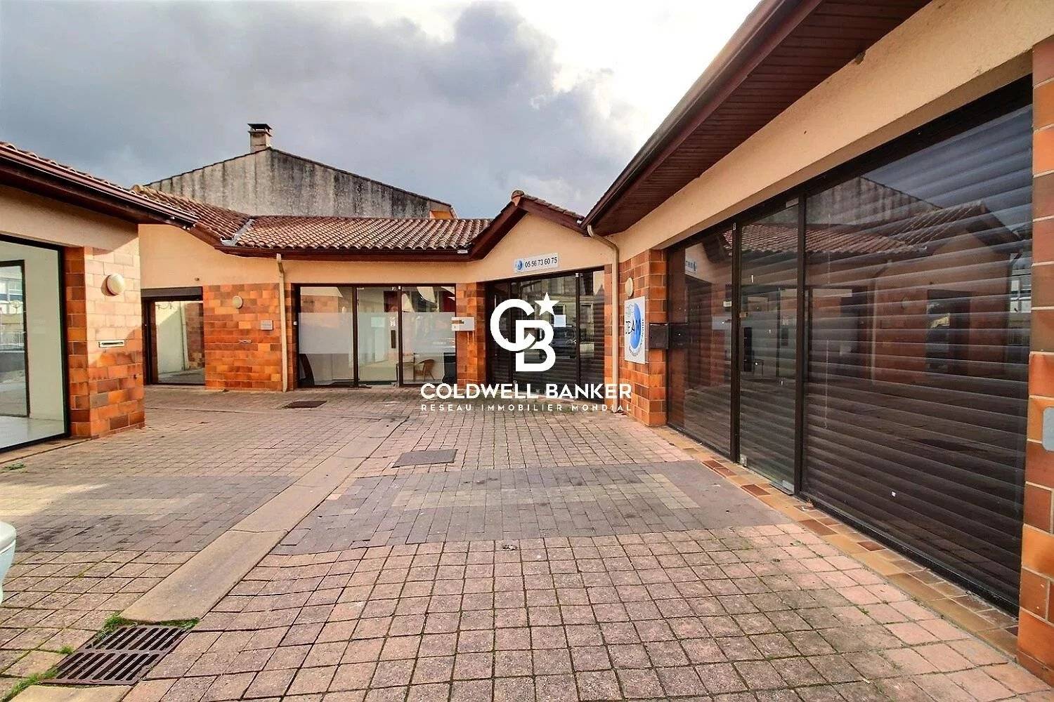 Ensemble immobilier avec locaux commerciaux et appartements - Lesparre Médoc Centre