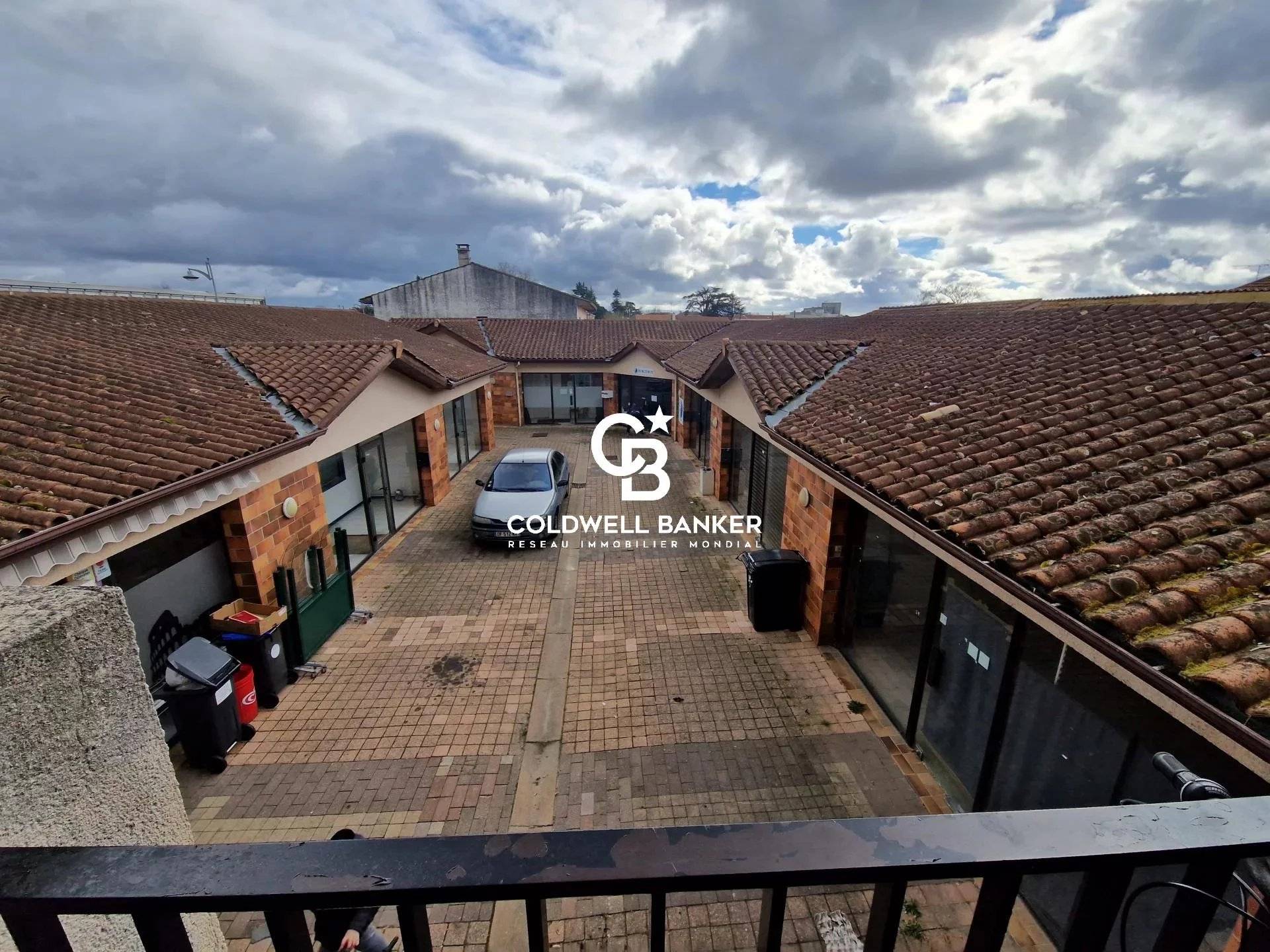 Ensemble immobilier avec locaux commerciaux et appartements - Lesparre Médoc Centre