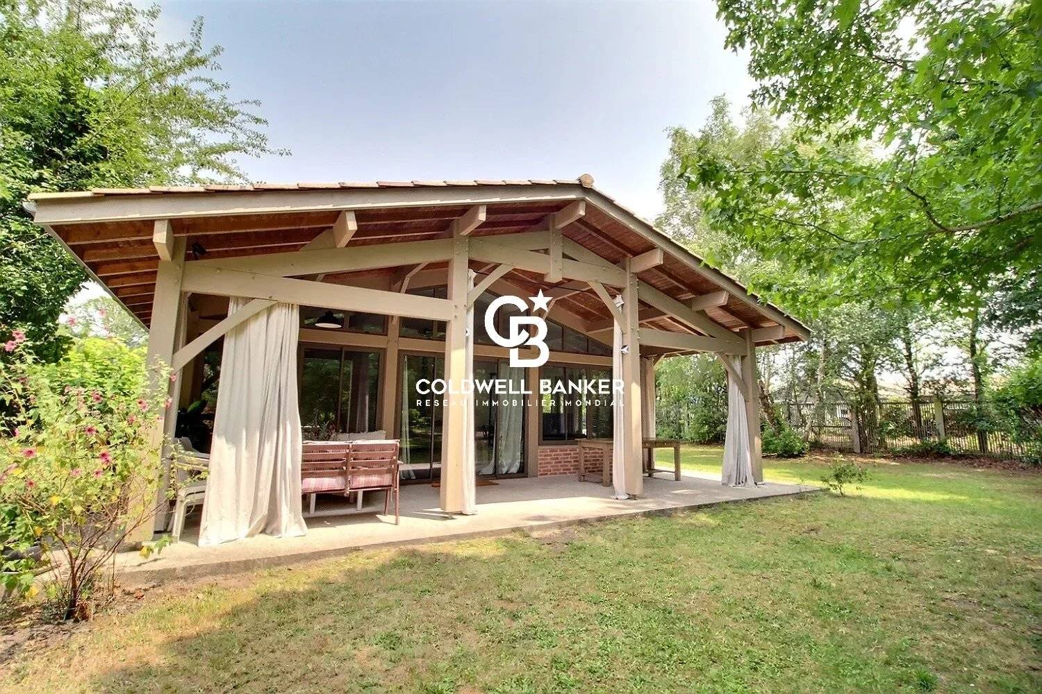 Maison de plain pied rénovée avec dépendance à vendre Lège-Cap-Ferret