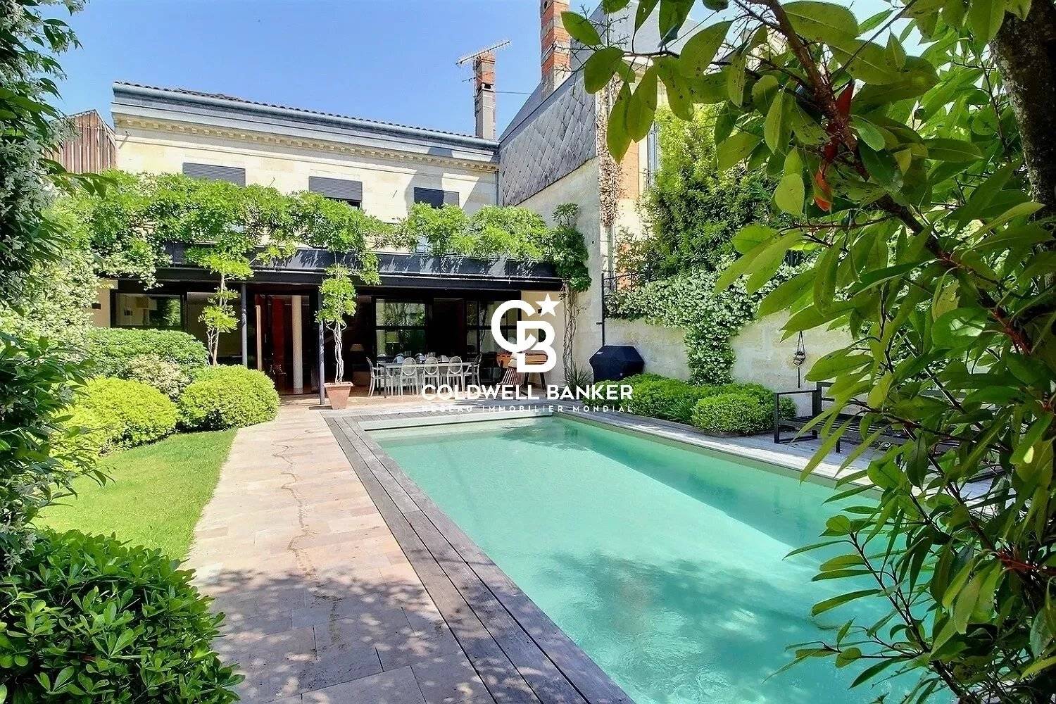 Maison style contemporaine avec terrasse et piscine - Le Bouscat