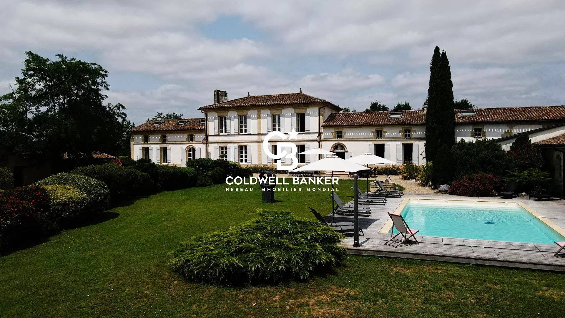 Estate with Gîtes and Swimming Pool 35 minutes from Bordeaux City Center