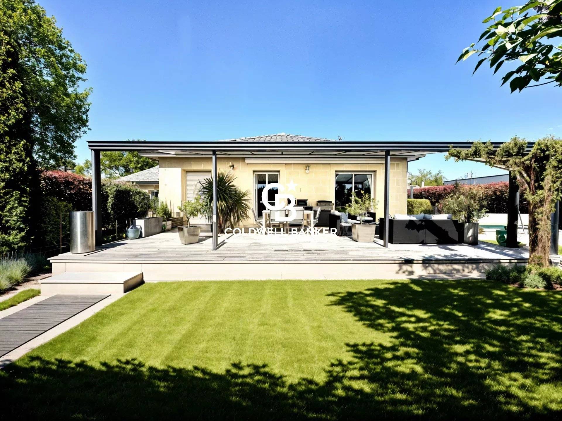 Maison à vendre à Andernos-les-Bains – villa traditionnelle avec piscine, vaste séjour de 73 m² et quatre chambres