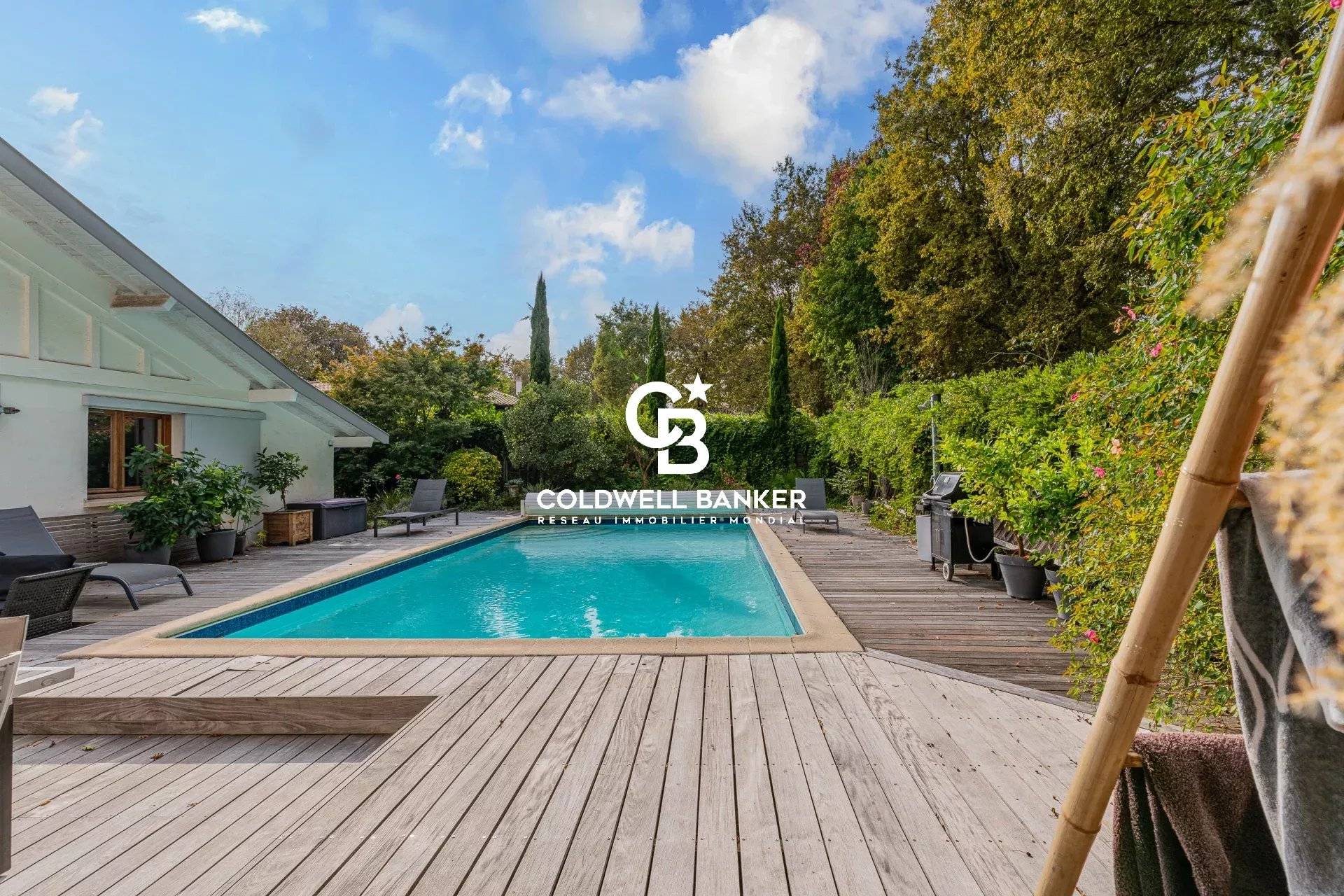 Maison à vendre à Bordeaux – familiale de plain-pied avec 5 chambres, piscine et vaste jardin arboré