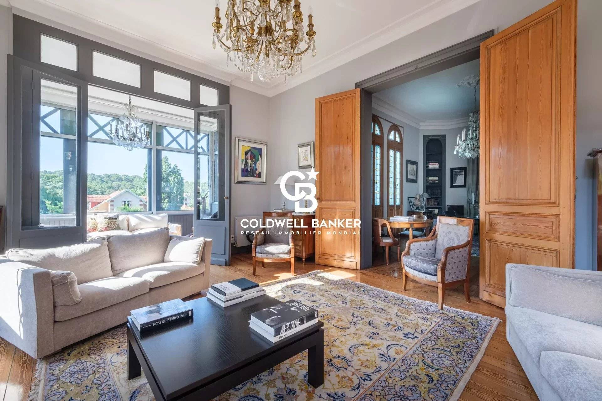 Exceptionnelle villa historique rénovée en ville d'Hiver : une demeure unique à Arcachon