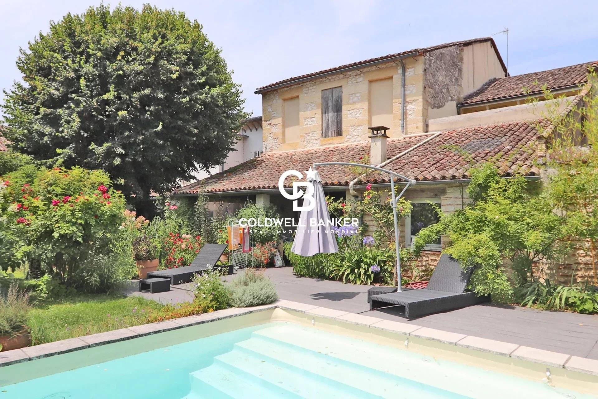 Maison à vendre à Sainte-Foy-la-Grande – maison de ville en pierre, jardin, piscine, dépendances et logement locatif